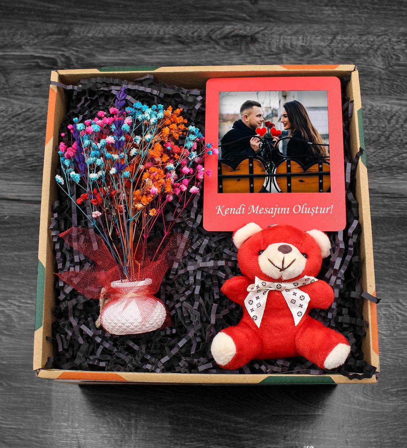 Kişiye Özel Fotoğraflı Çerçeve & Kuru Çiçek Buketi & Kırmızı Mini Peluş Ayıcık Hediye Seti