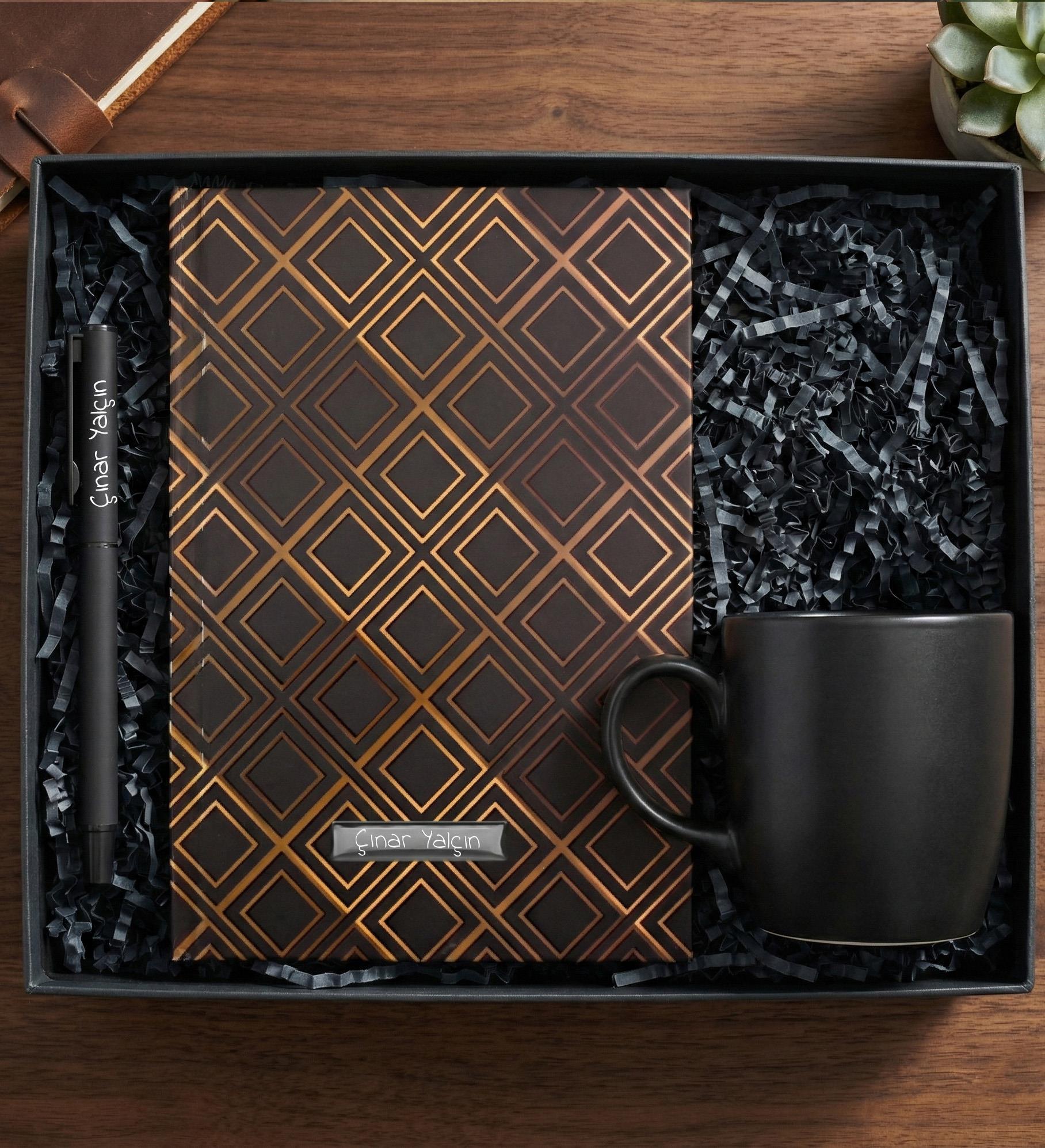 Kişiye Özel Gold Kareli Defter & Siyah Kalem & Siyah Kupa Ofis Hediye Seti