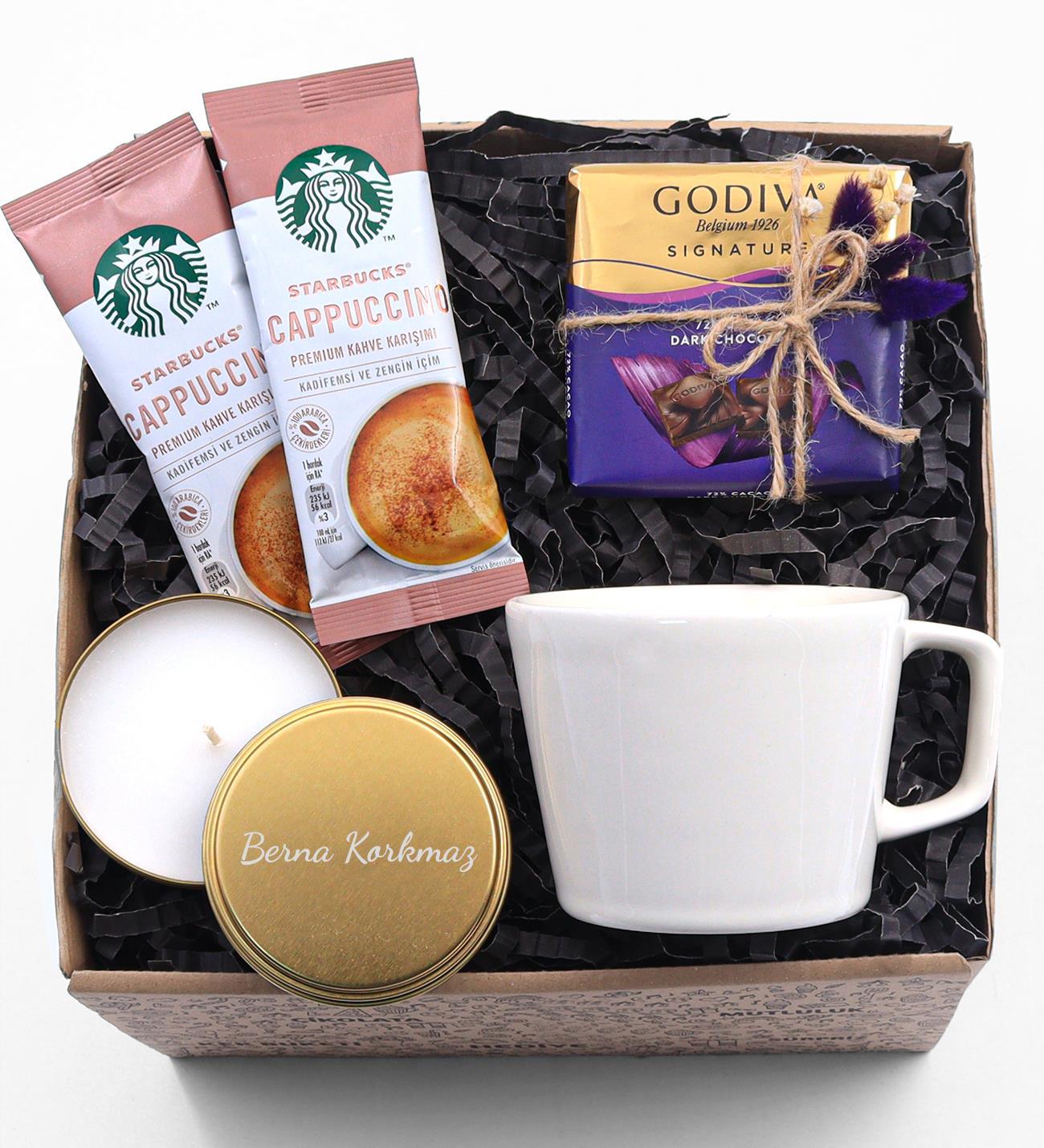 Kişiye Özel Gold Metal Kutulu Mum & Beyaz Kupa &  2'li Cappucino & Godiva Çikolata Hediye Seti