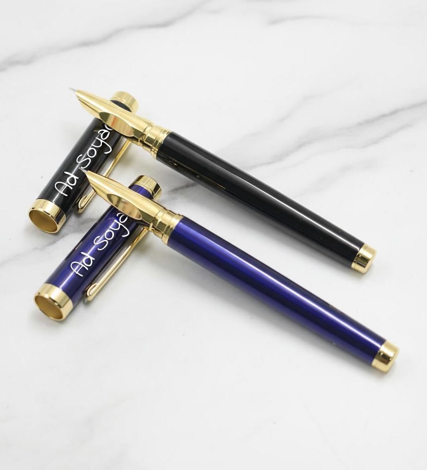 Kişiye Özel İsim Yazılı 2’li Dolma Kalem Seti – Gold Detaylı Mavi ve Siyah Kalem