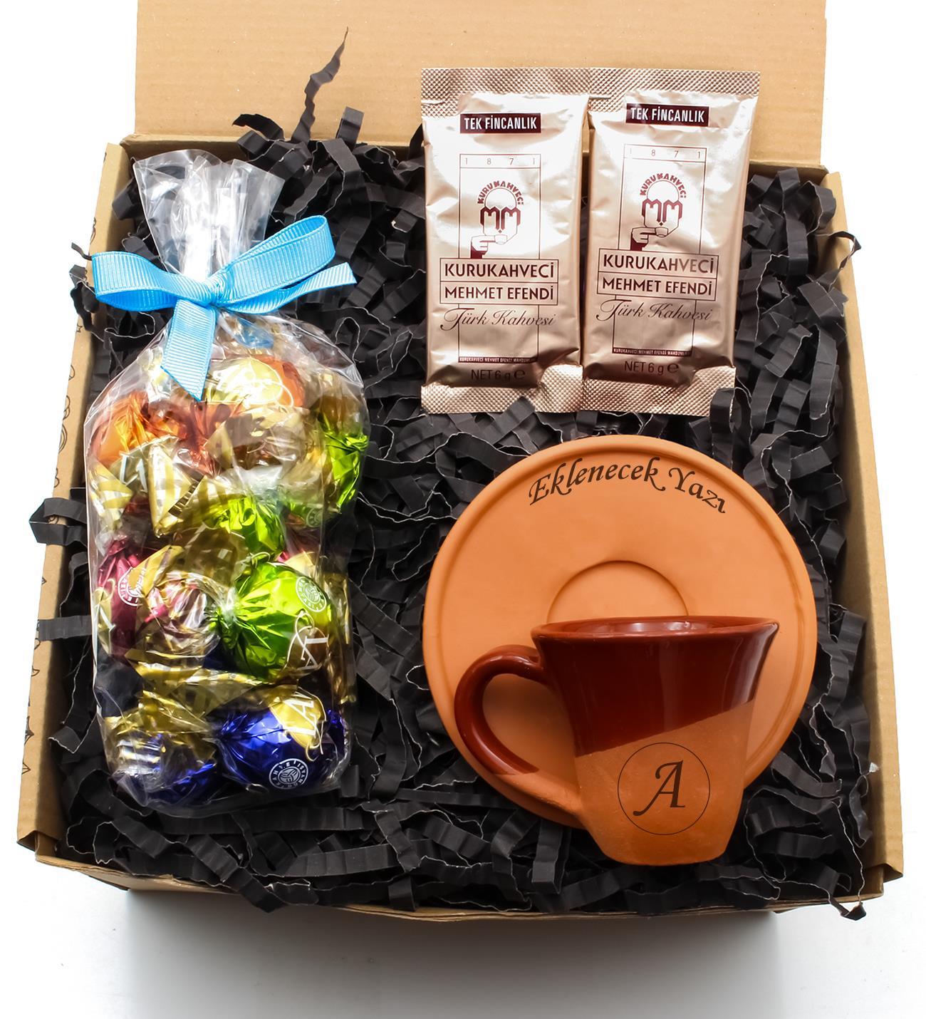 Kişiye Özel Yazı ve Harf Tasarım Sırlı Toprak Türk Kahvesi Fincanı & Tek Kullanımlık Mehmet Efendi Kahve & Lavi Çikolata Hediye Seti