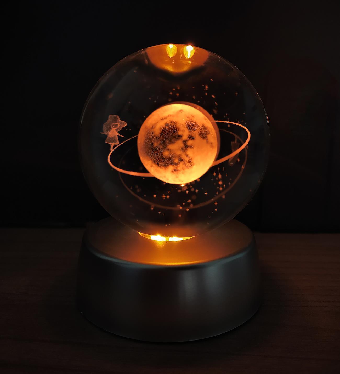 Satürnlü Kız 3D Işıklı Hediyelik Kristal Küre