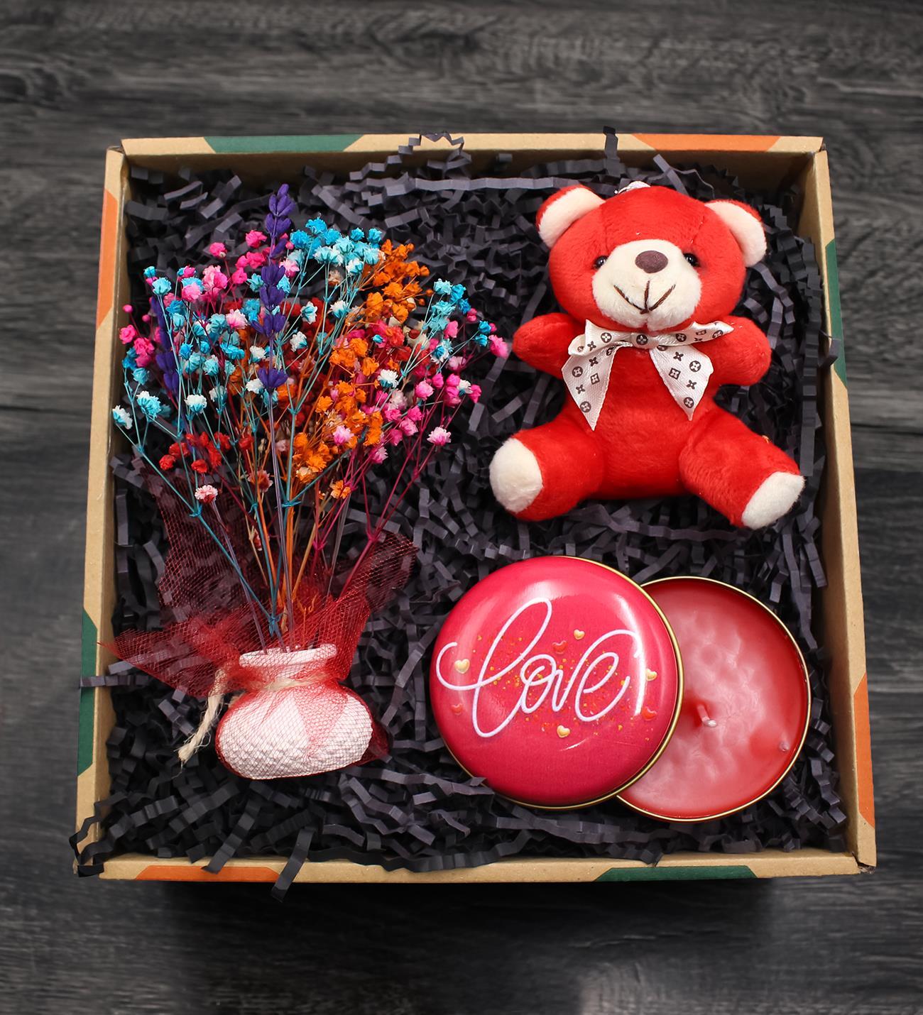 Sevgililer Gününe Özel Metal Mum & Mini Saksıda Kuru Çiçek & Anahtarlıklı Kırmızı Peluş Ayıcık Hediye Seti