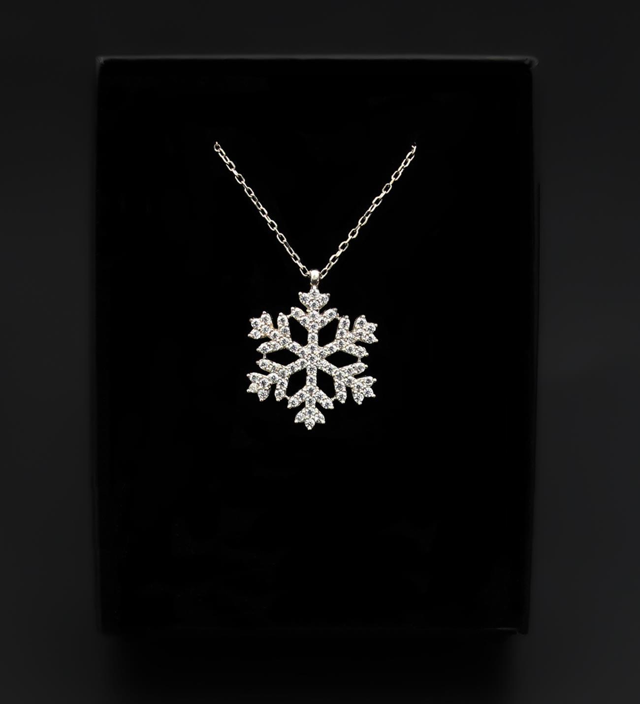 Tatlı Peluş Panda & Işıklı Mini Panda Kar Küresi & Kar Tanesi Kolye Hediye Seti