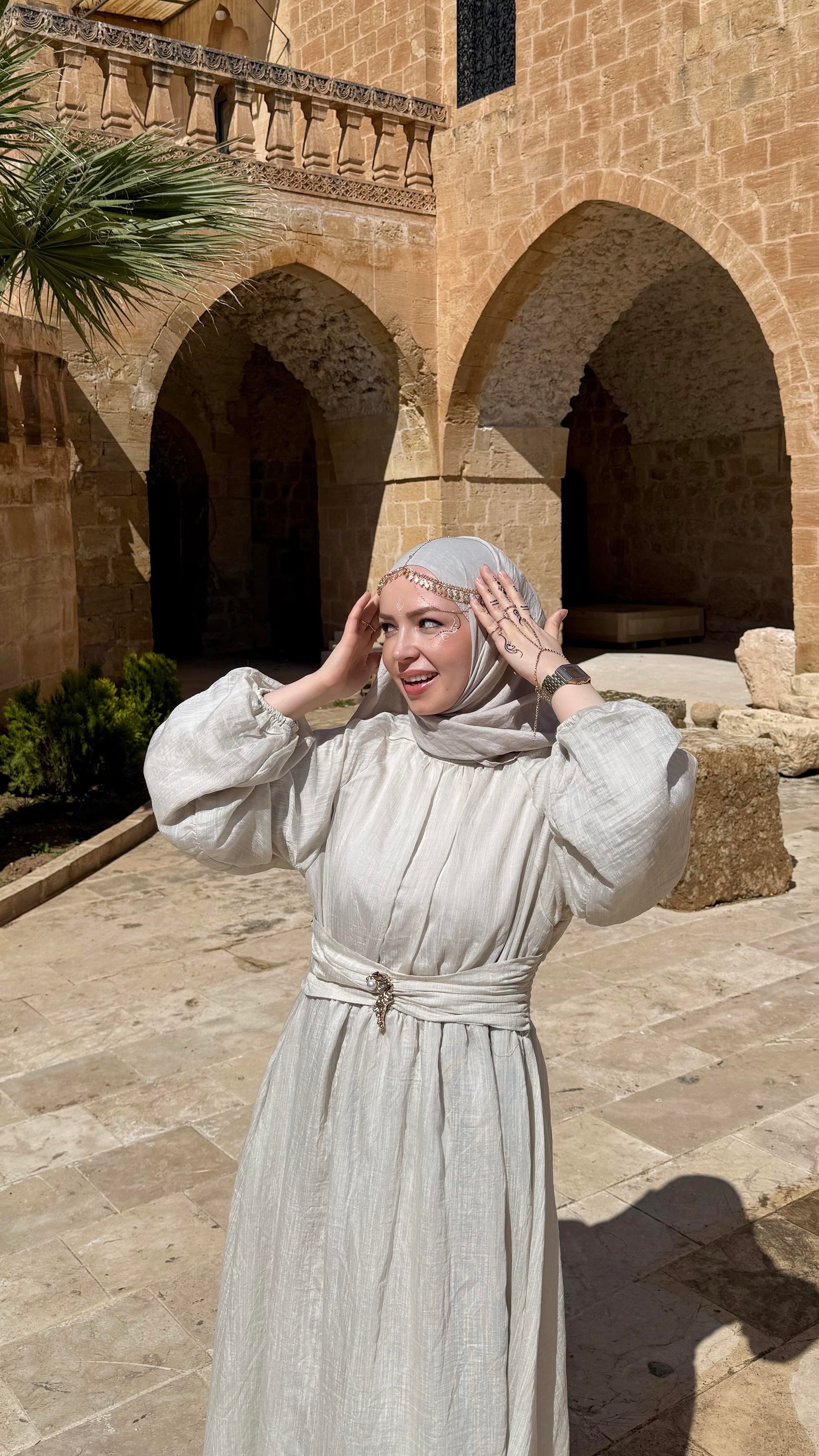 Angelina Broş Detaylı Taş Elbise