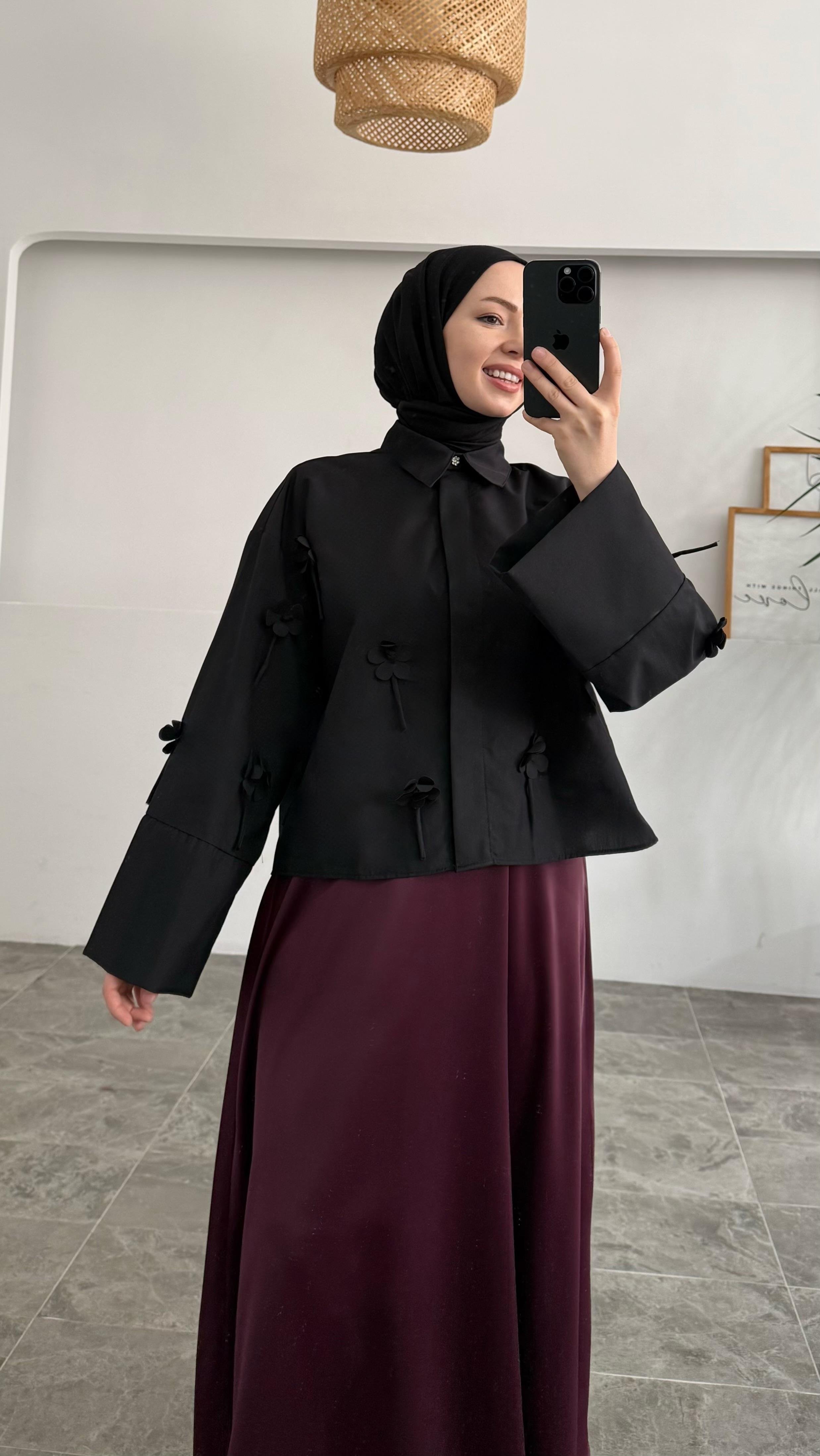 Bahar Çiçekli Siyah Gömlek