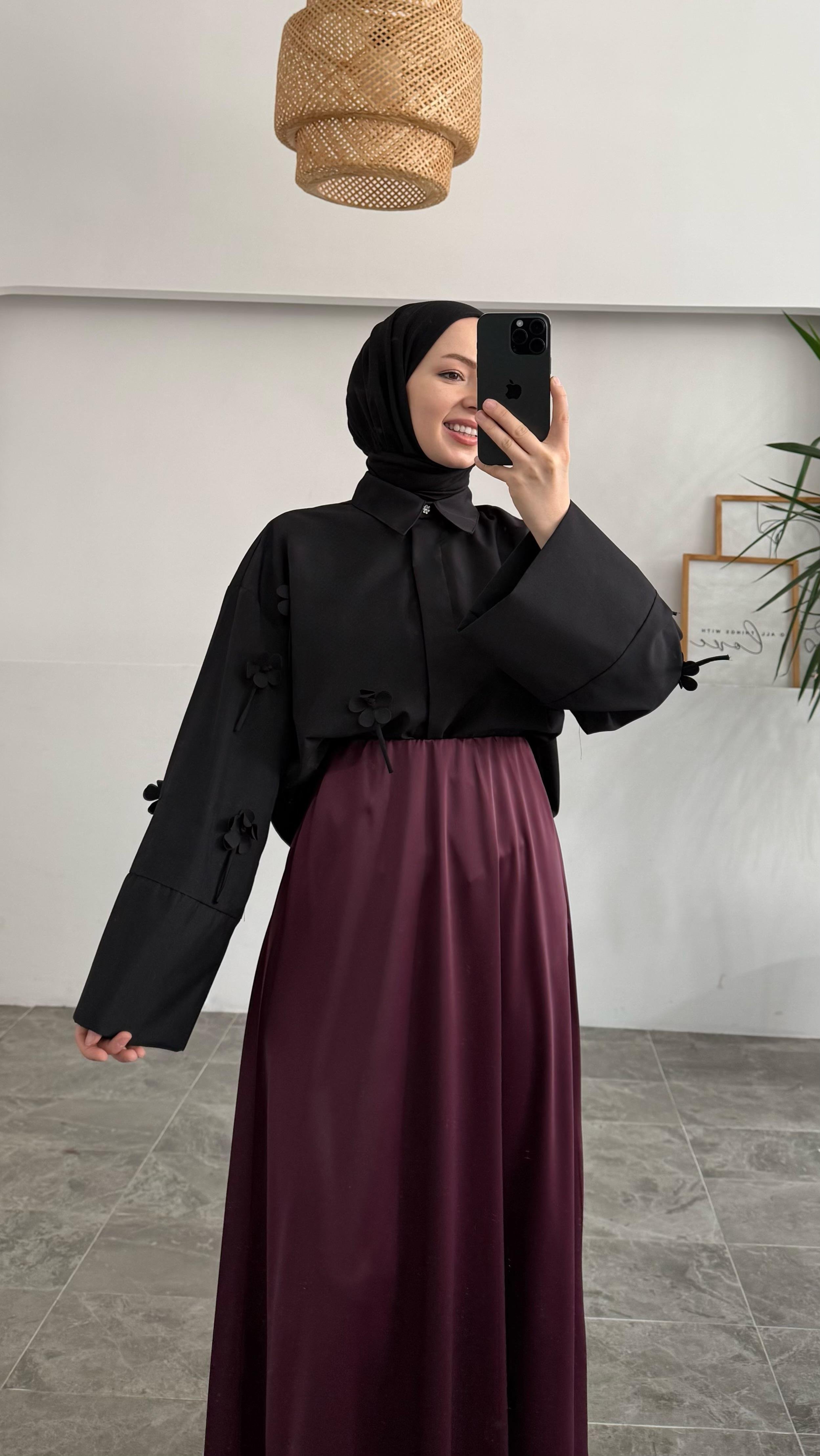 Bahar Çiçekli Siyah Gömlek