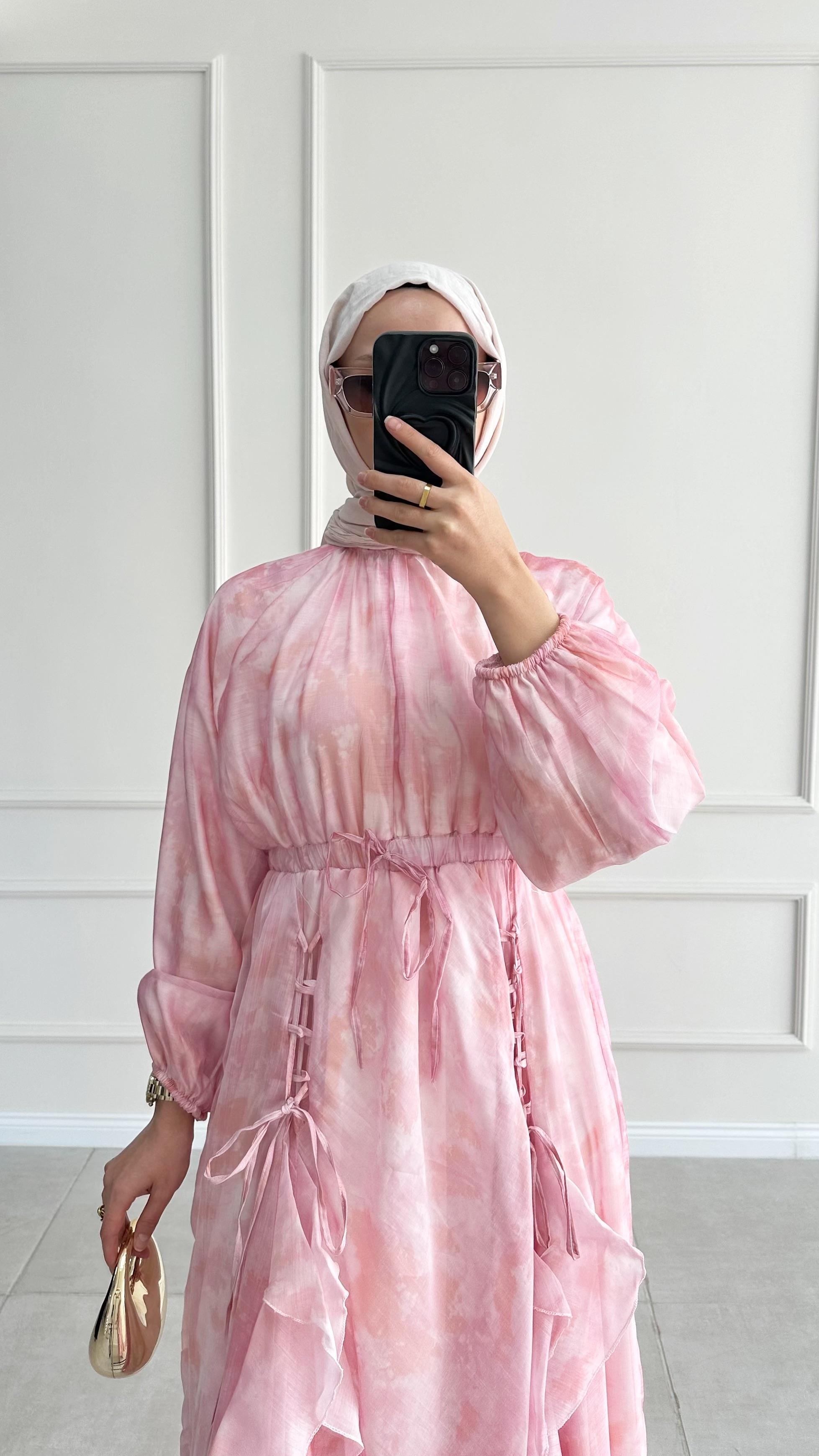 Barno Desenli Tensel Vual Fırfırlı İpli Pembe Elbise