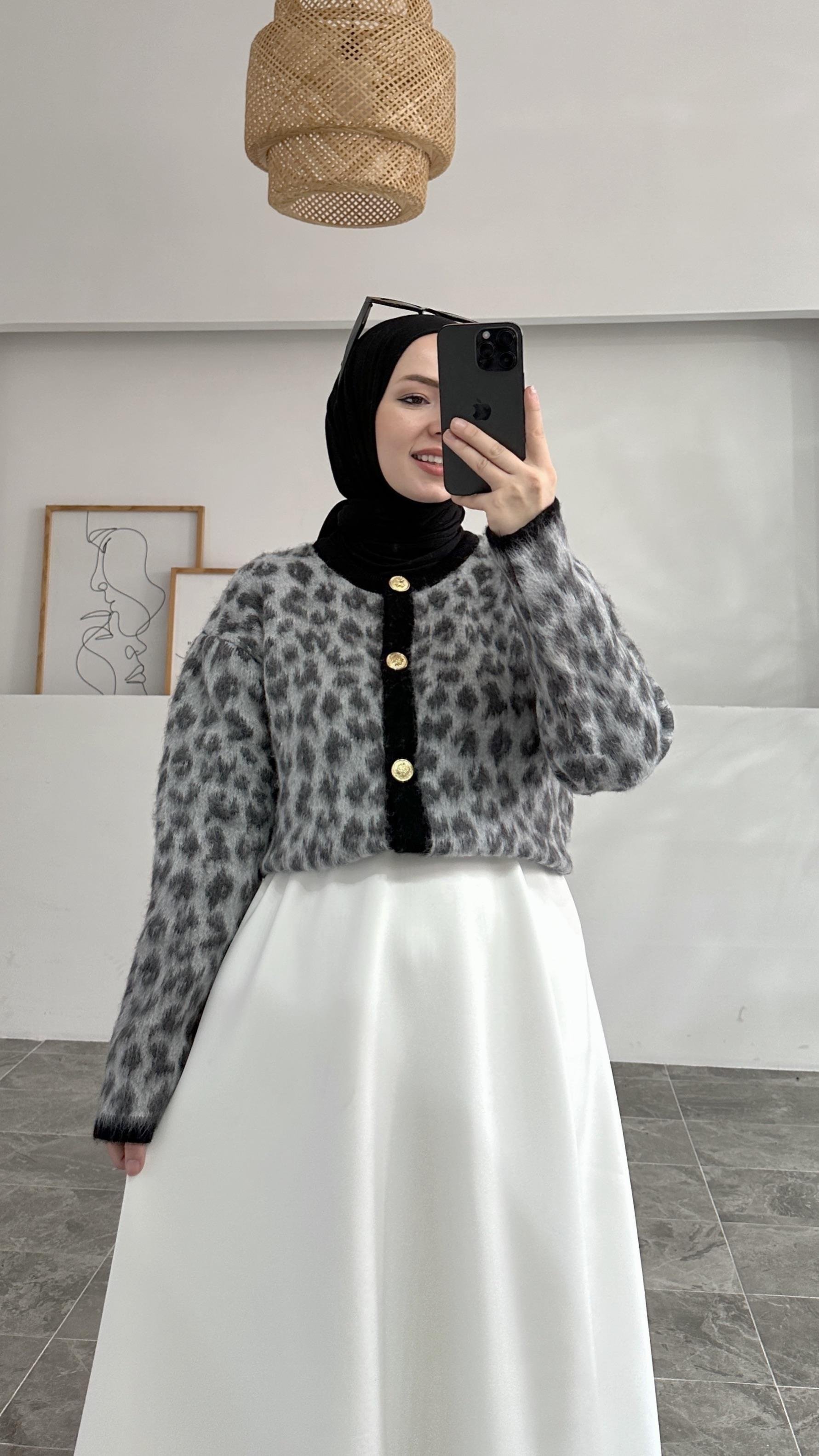 Leopar Desen Gold Düğmeli Beyaz Hırka