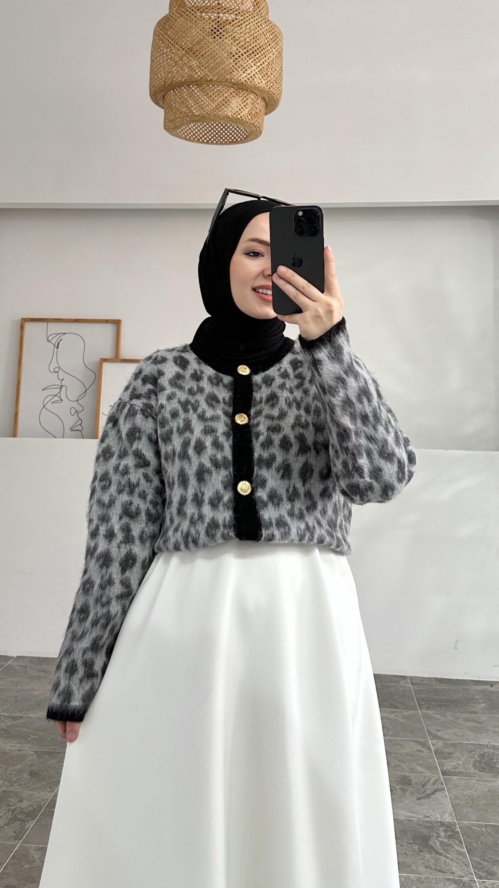 Leopar Desen Gold Düğmeli Beyaz Hırka