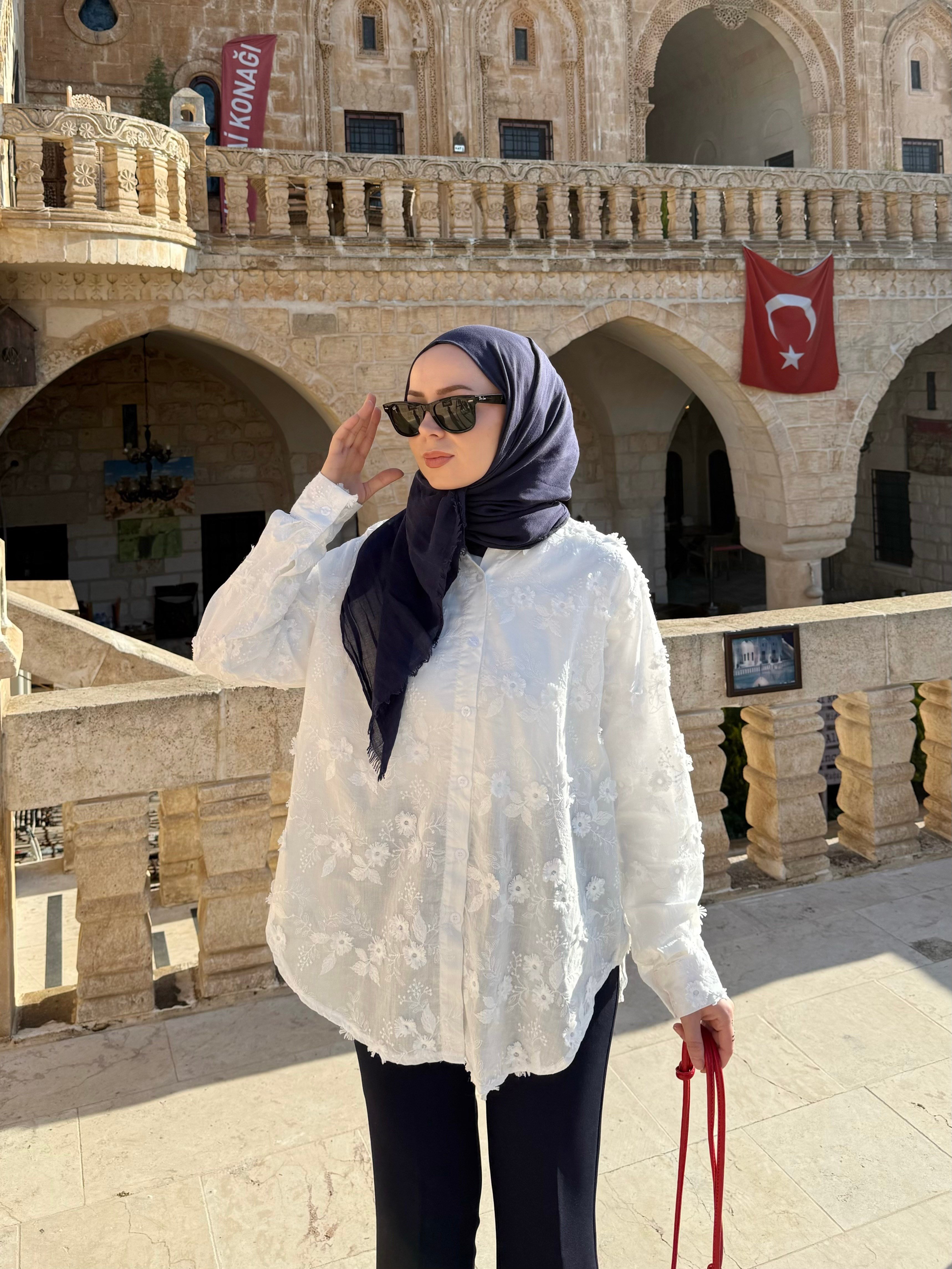 Parso Çiçek Detaylı Beyaz Gömlek
