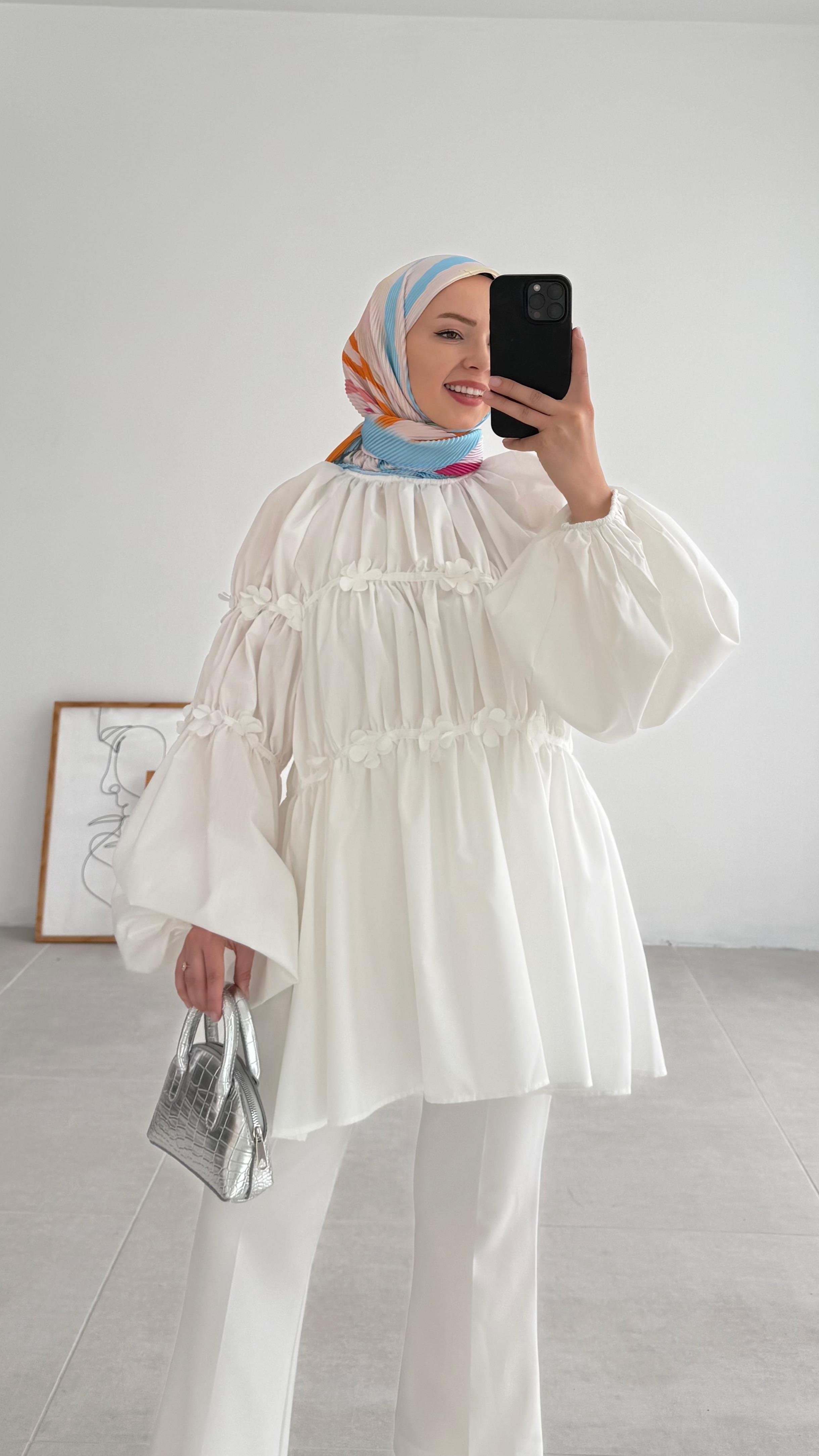 Reglan Minik Çiçek Detaylı Ekru Bluz 