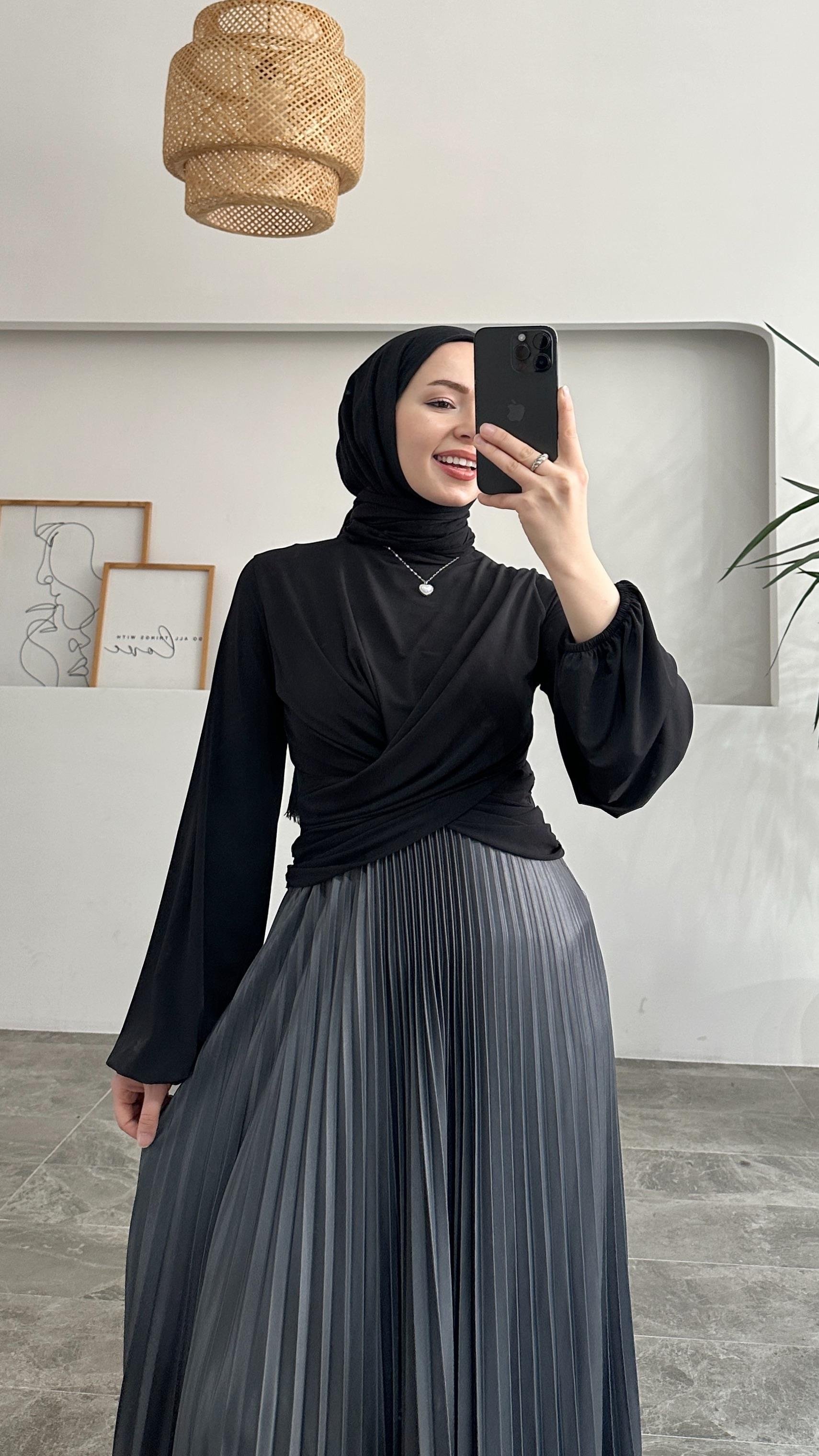 Sandra Drapeli Siyah Bluz