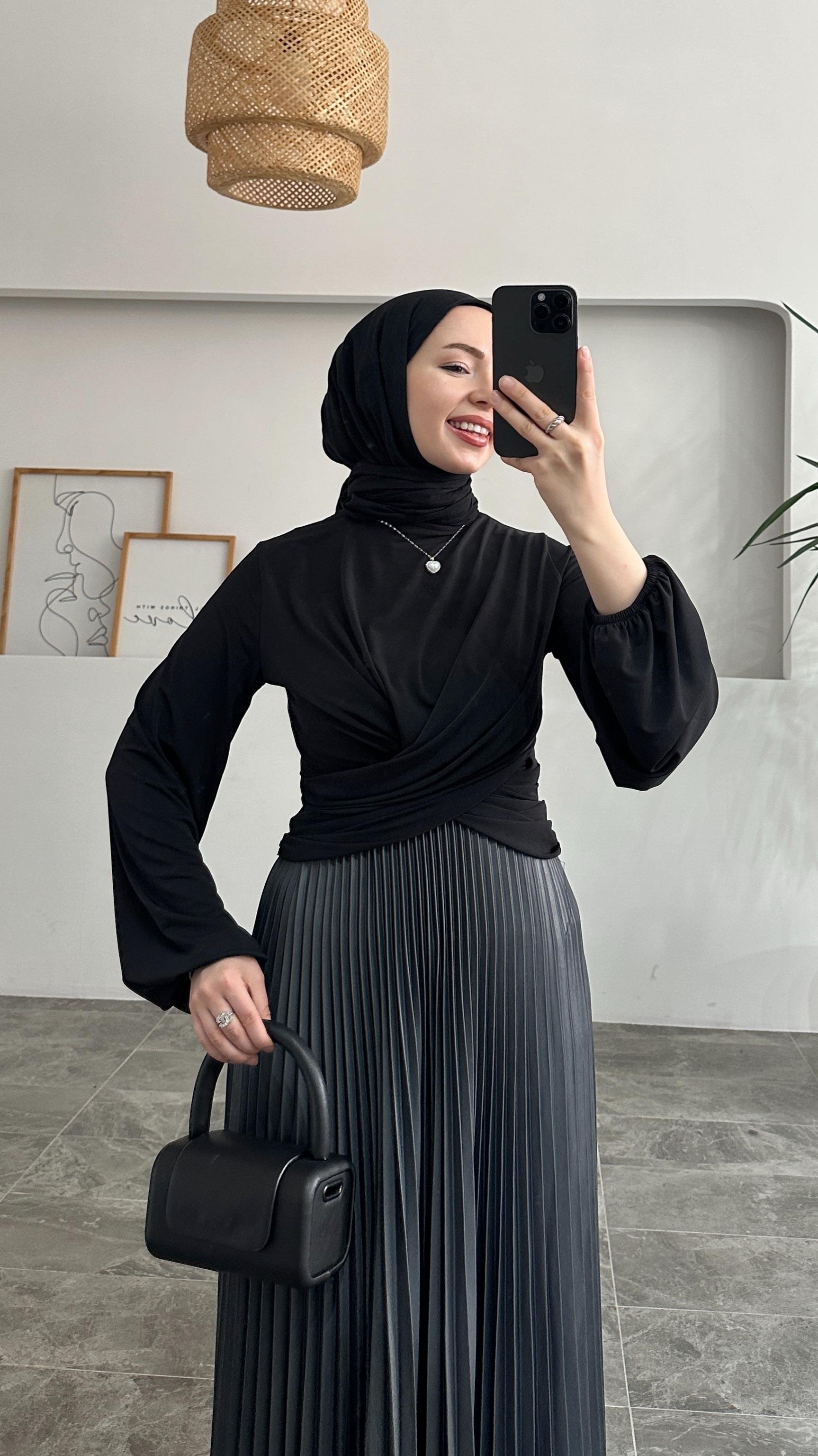 Sandra Drapeli Siyah Bluz