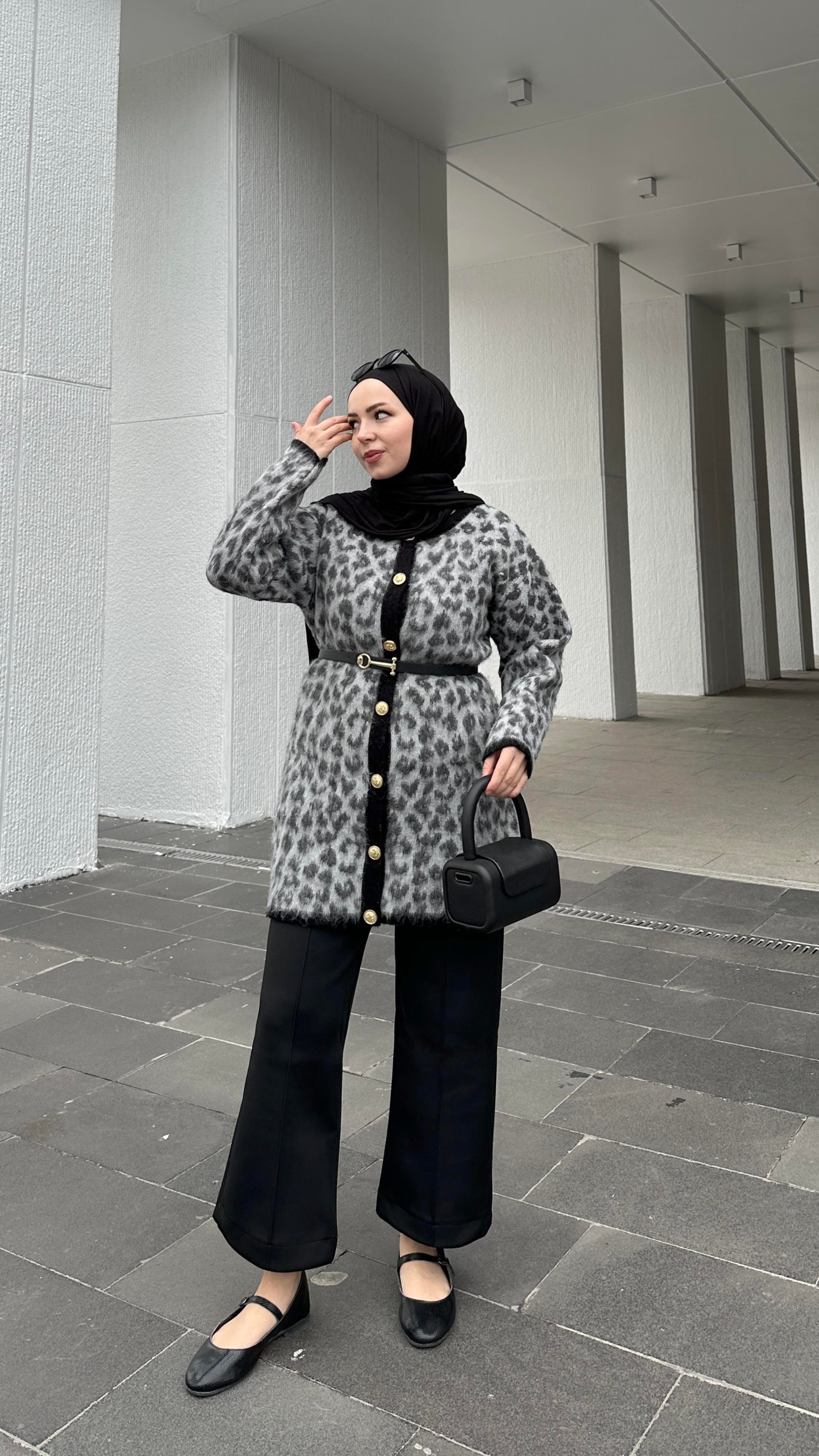 Selfie Beyaz Leopar Desen Gold Düğmeli Hırka