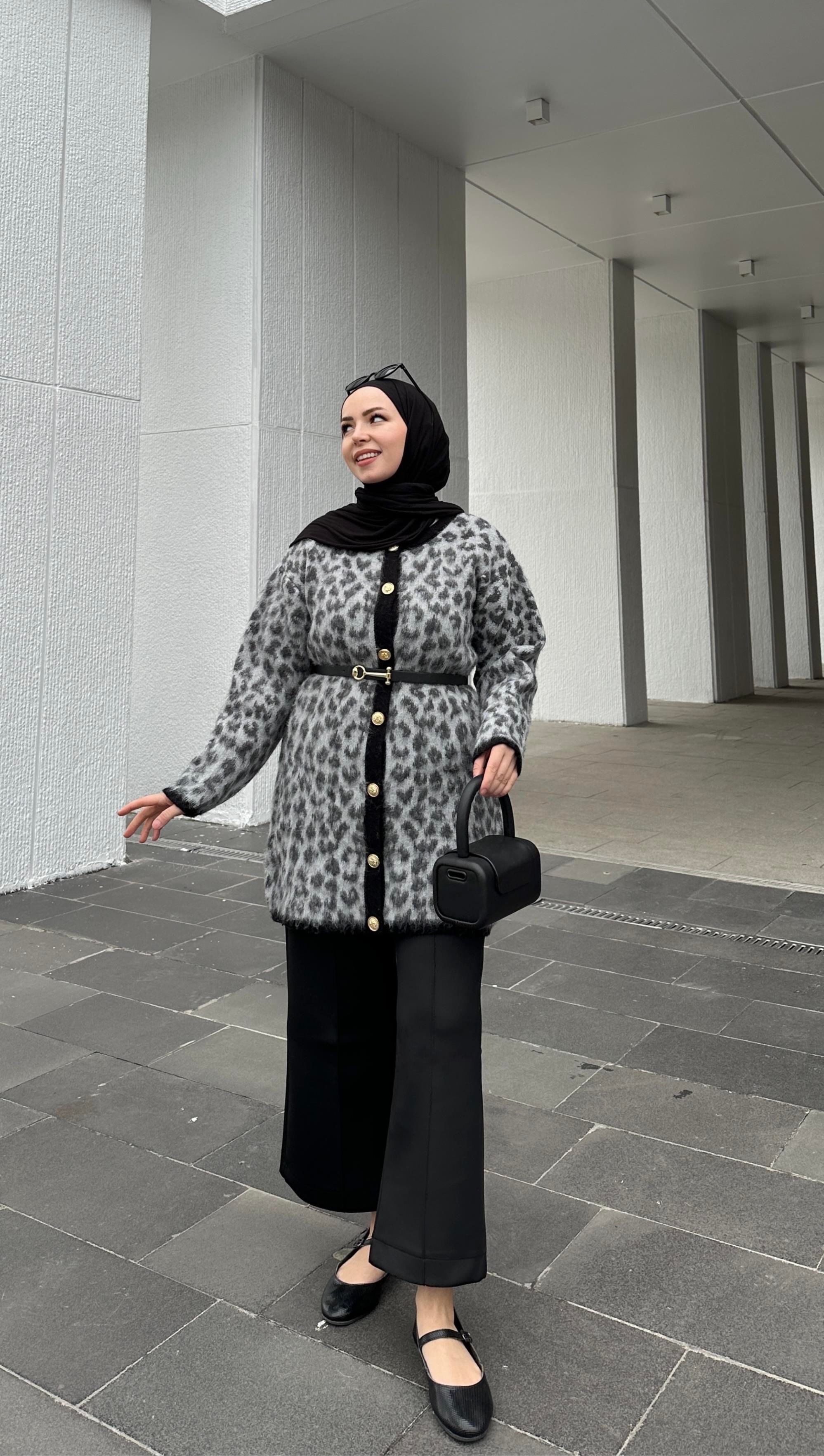 Selfie Beyaz Leopar Desen Gold Düğmeli Hırka