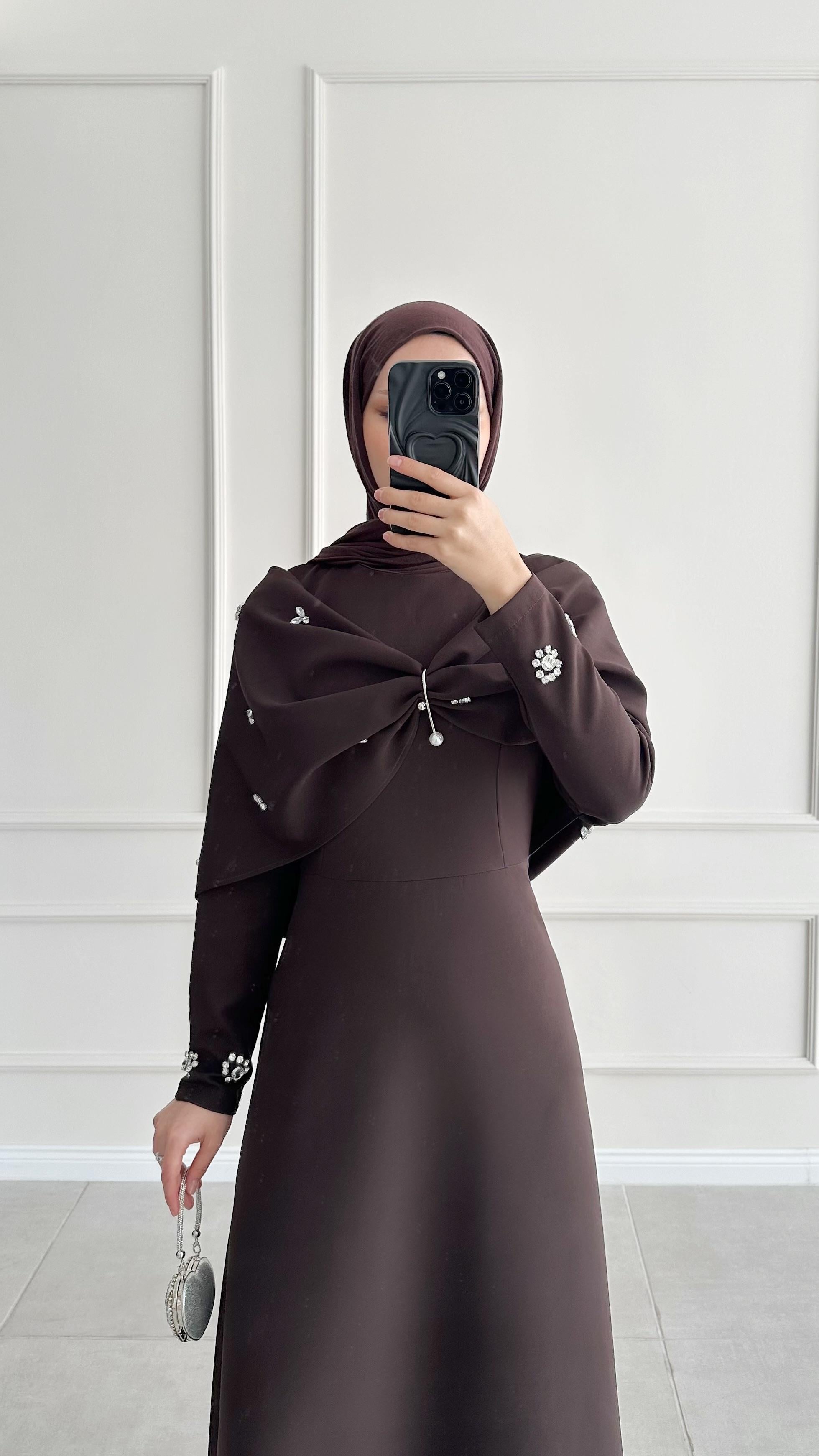Viole Broş Detaylı Acı Kahve Abiye