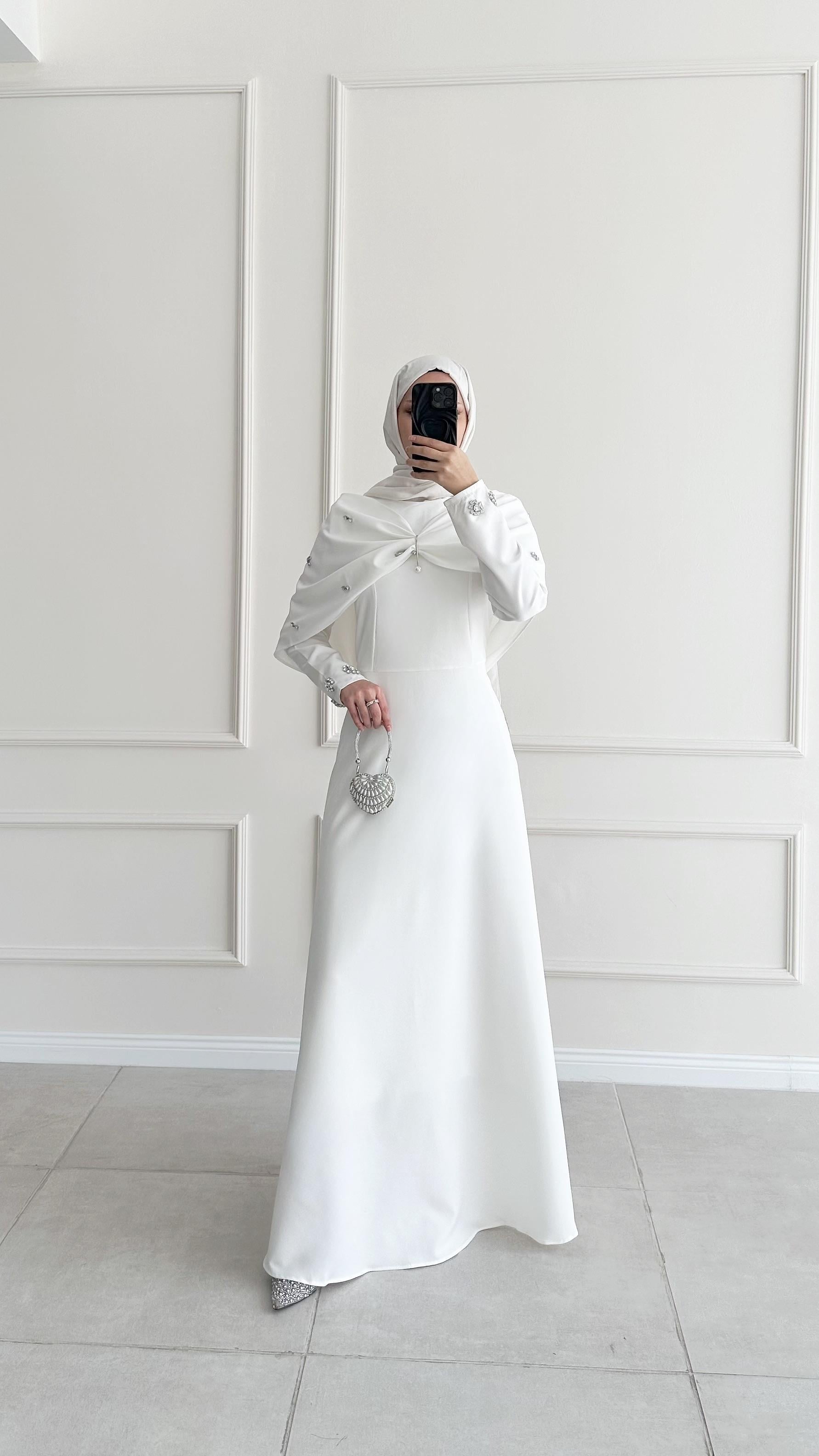 Viole Broş Detaylı Beyaz Abiye