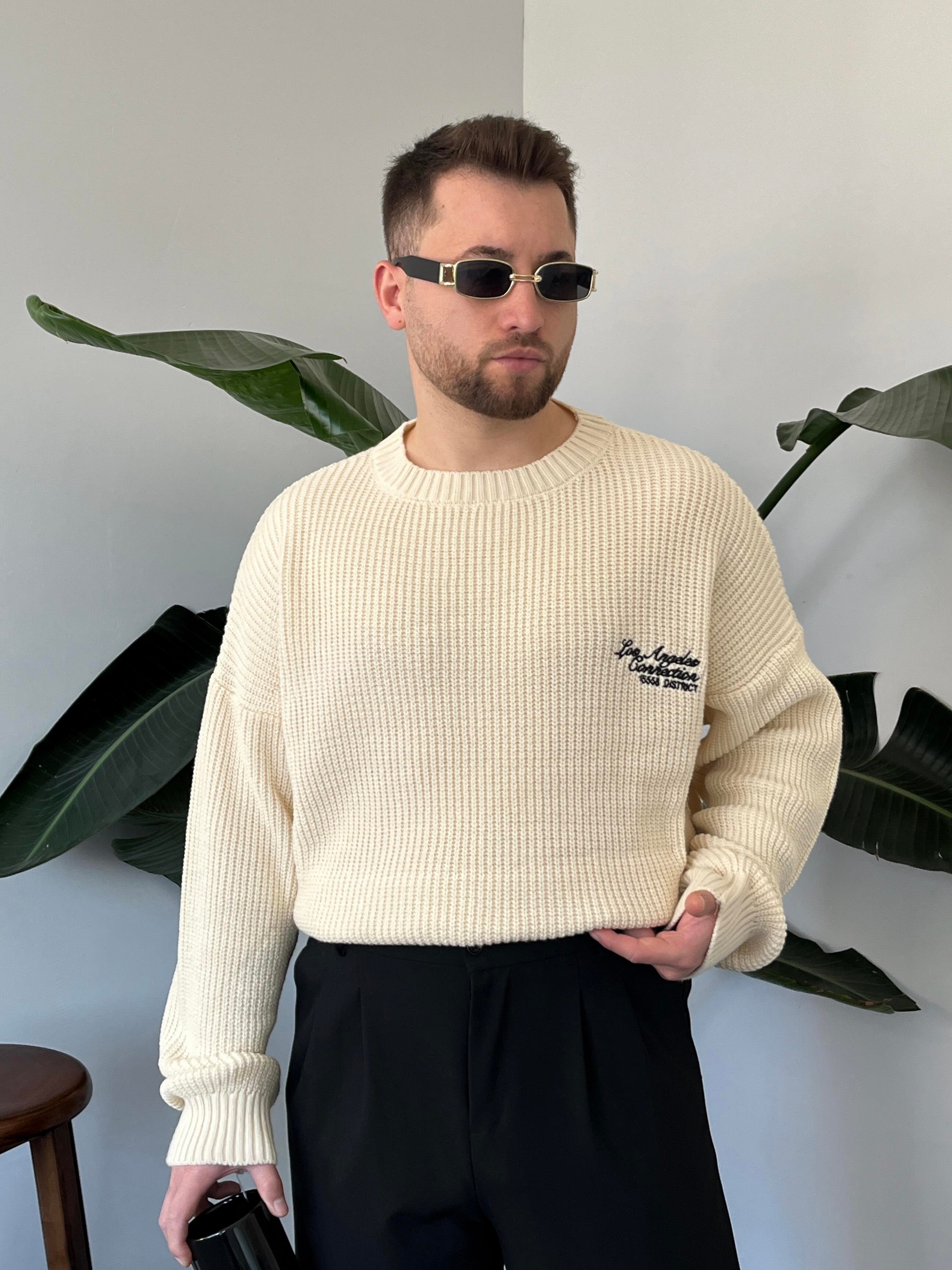 Zenith Krem LA Nakışlı Erkek Oversize Örgü Kazak – Şık ve Rahat