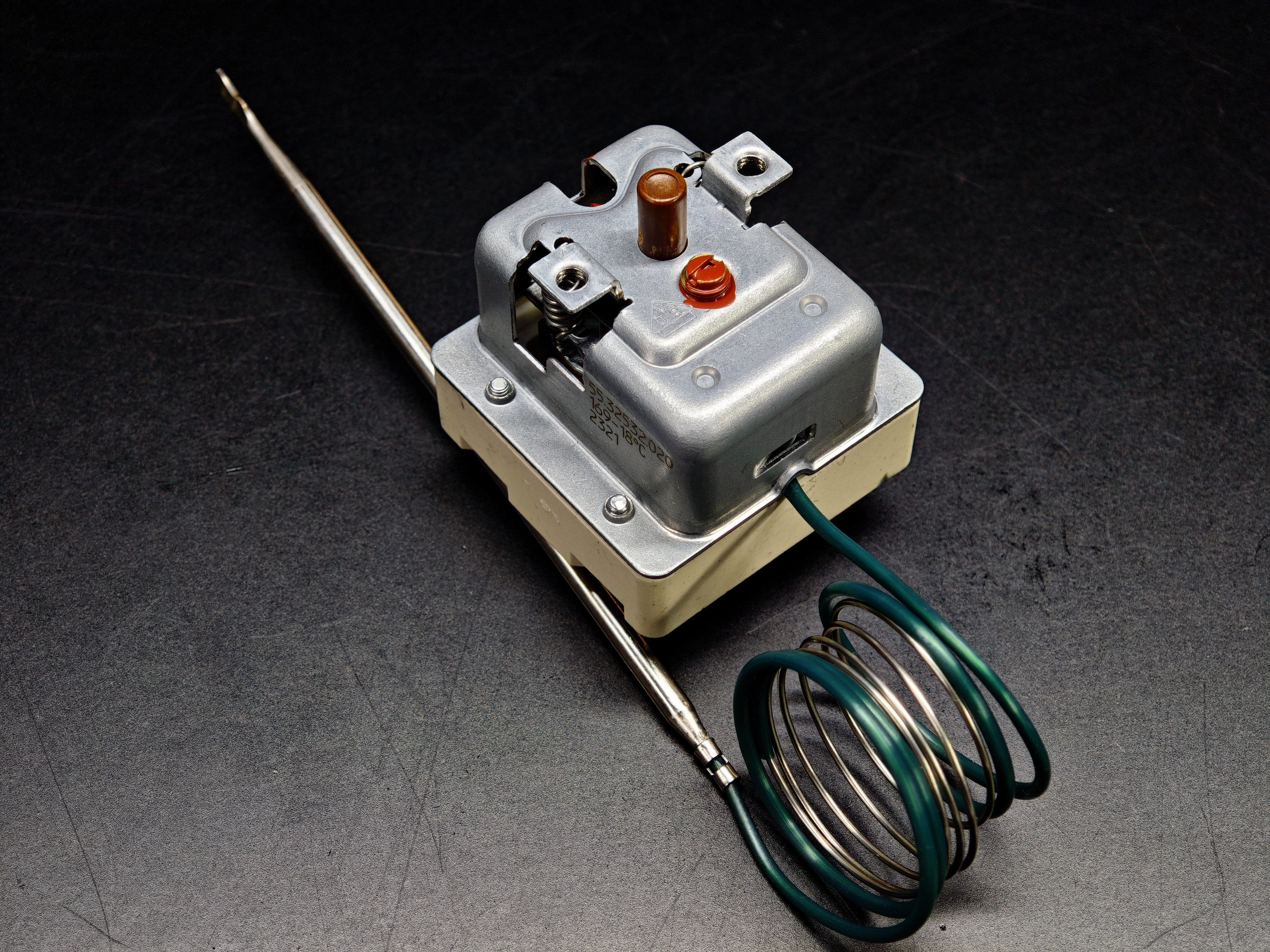 03.Tail ThermostatsEGO 55.32532.020 Three Phase Safety Limit Thermostat 170°C Manual Reset 890mm CapillaryEGO 55.32532.020 Three Phase Safety Limit Thermostat 170°C Manual Reset 890mm Capillary