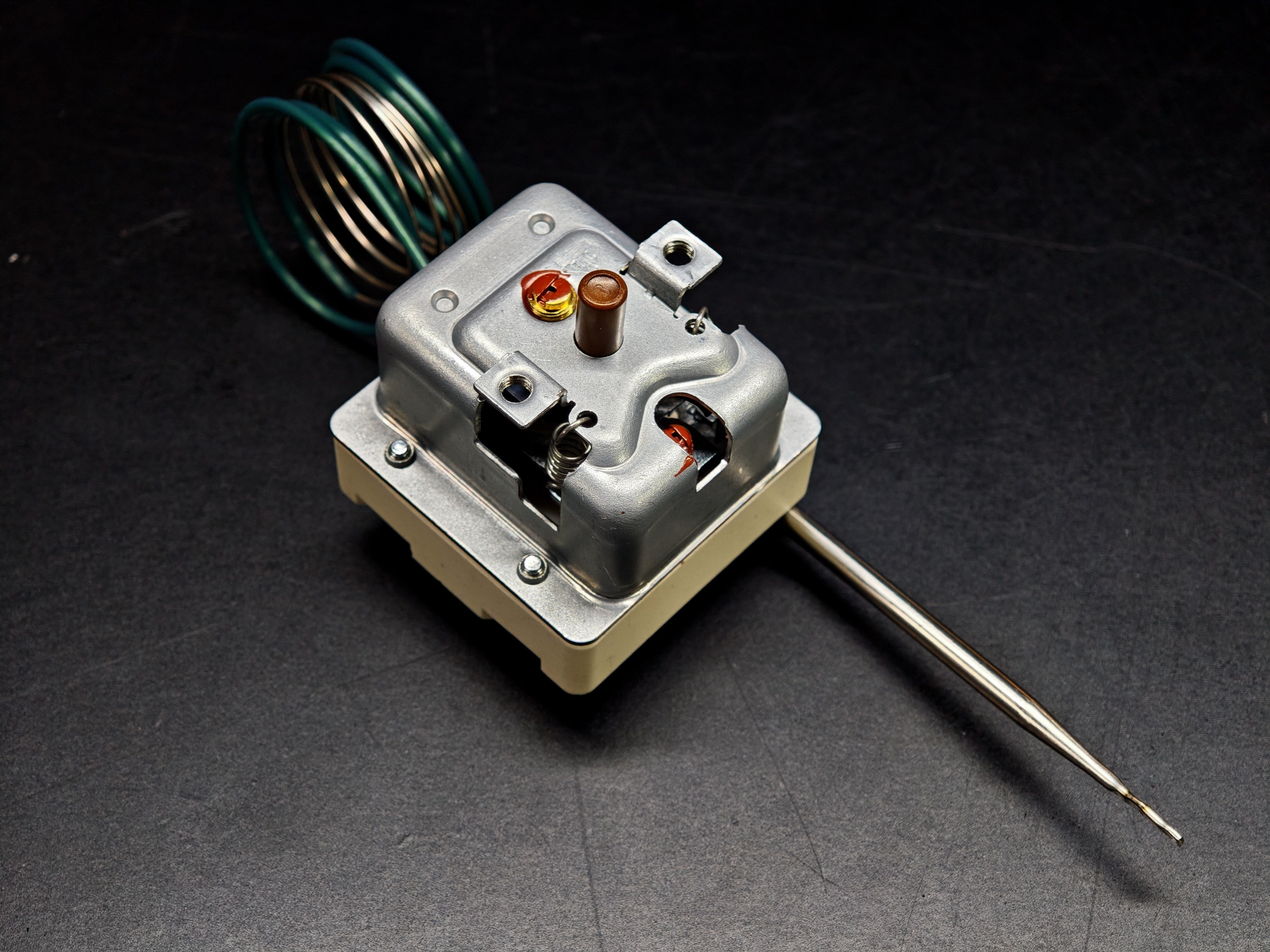 03.Tail ThermostatsEGO 55.32532.020 Three Phase Safety Limit Thermostat 170°C Manual Reset 890mm CapillaryEGO 55.32532.020 Three Phase Safety Limit Thermostat 170°C Manual Reset 890mm Capillary