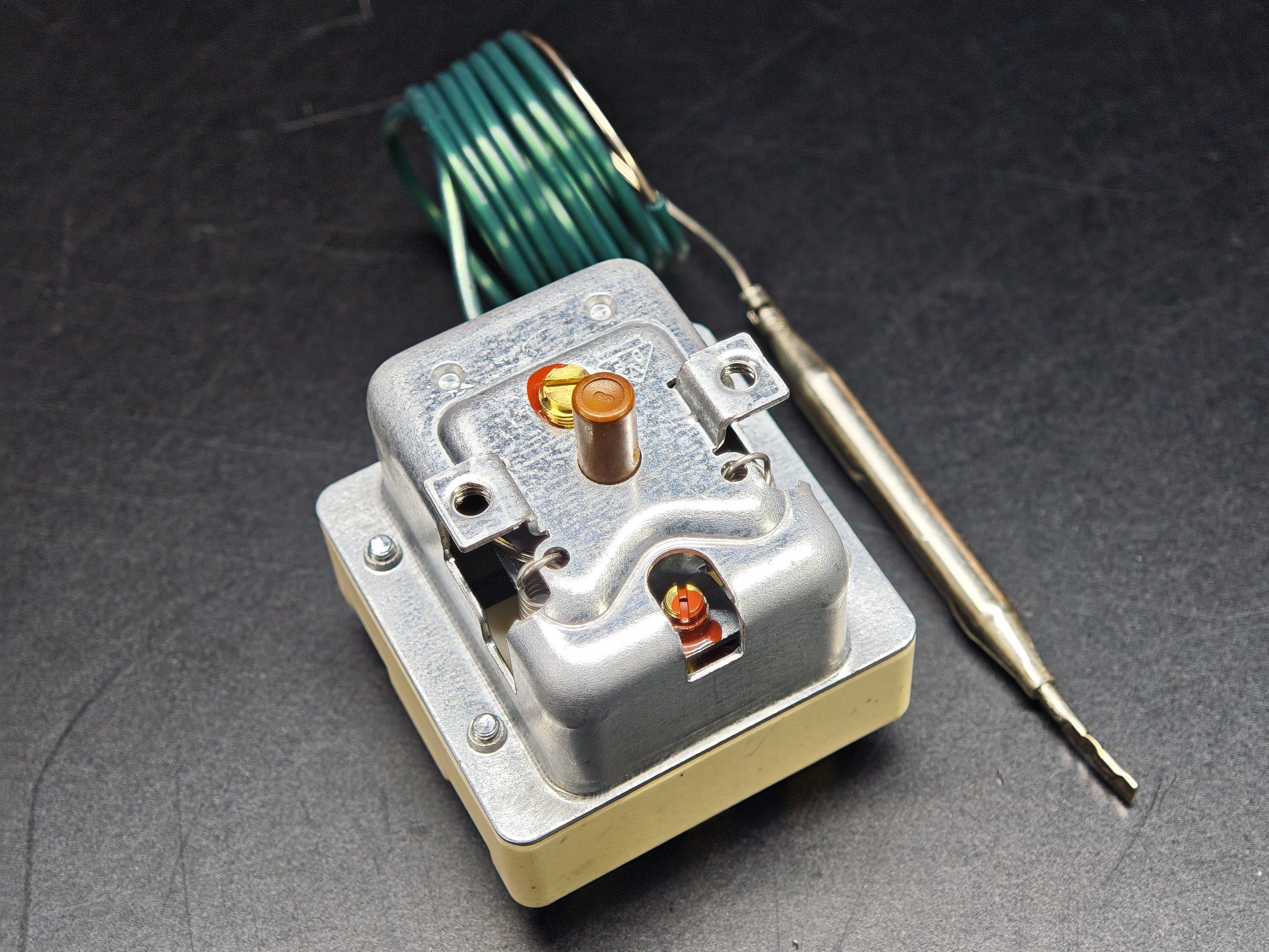 03.Tail ThermostatsEGO 55.32552.814 Three Phase Safety Limit Thermostat 280°C Manual Reset 900mm CapillaryEGO 55.32552.814 Three Phase Safety Limit Thermostat 280°C Manual Reset 900mm Capillary