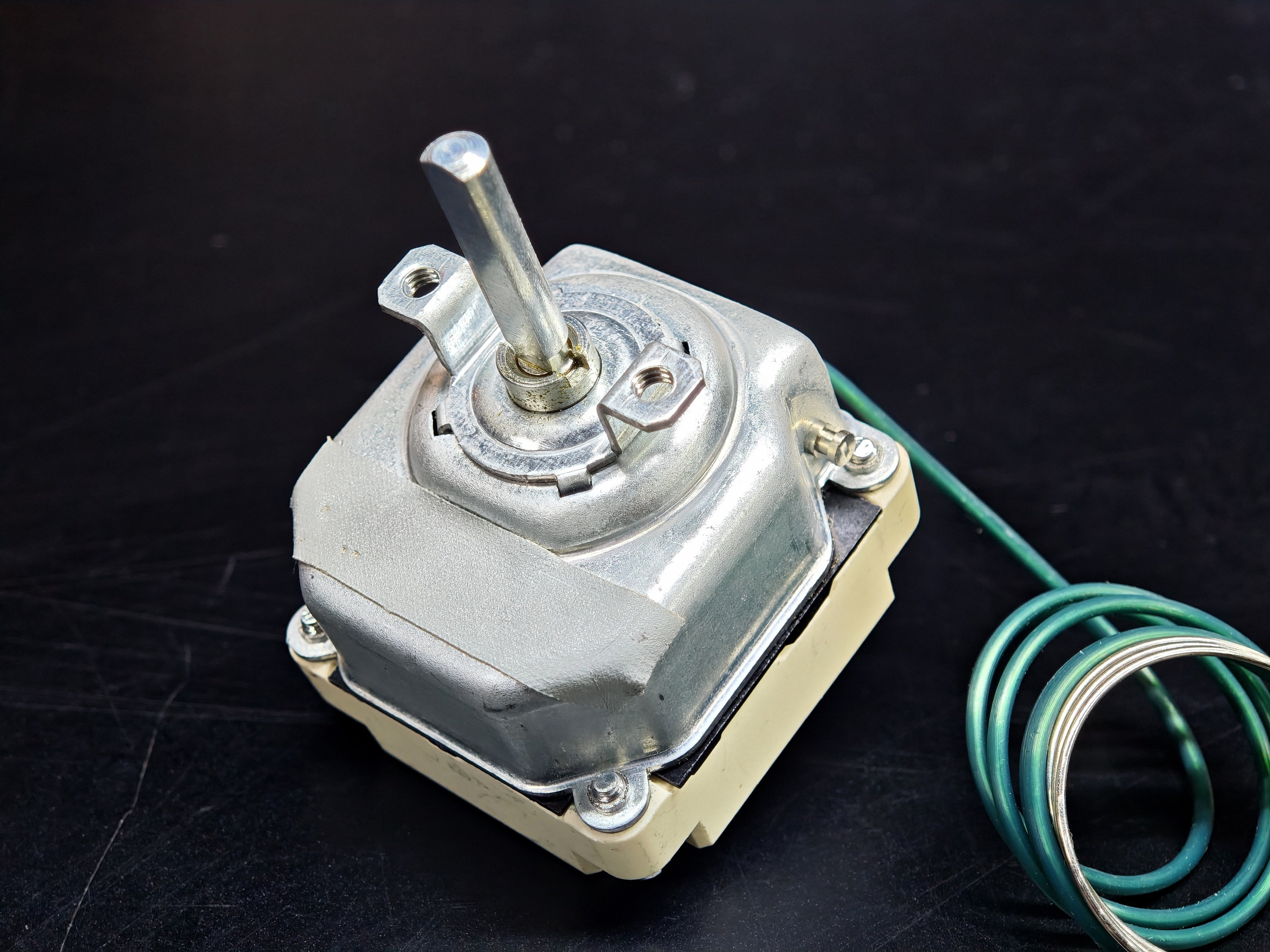 03.Tail ThermostatsEGO 55.34062.815 Three Phase Thermostat 60-320°C 880mm Capillary 16AEGO 55.34062.815 Three Phase Thermostat 60-320°C 880mm Capillary 16A