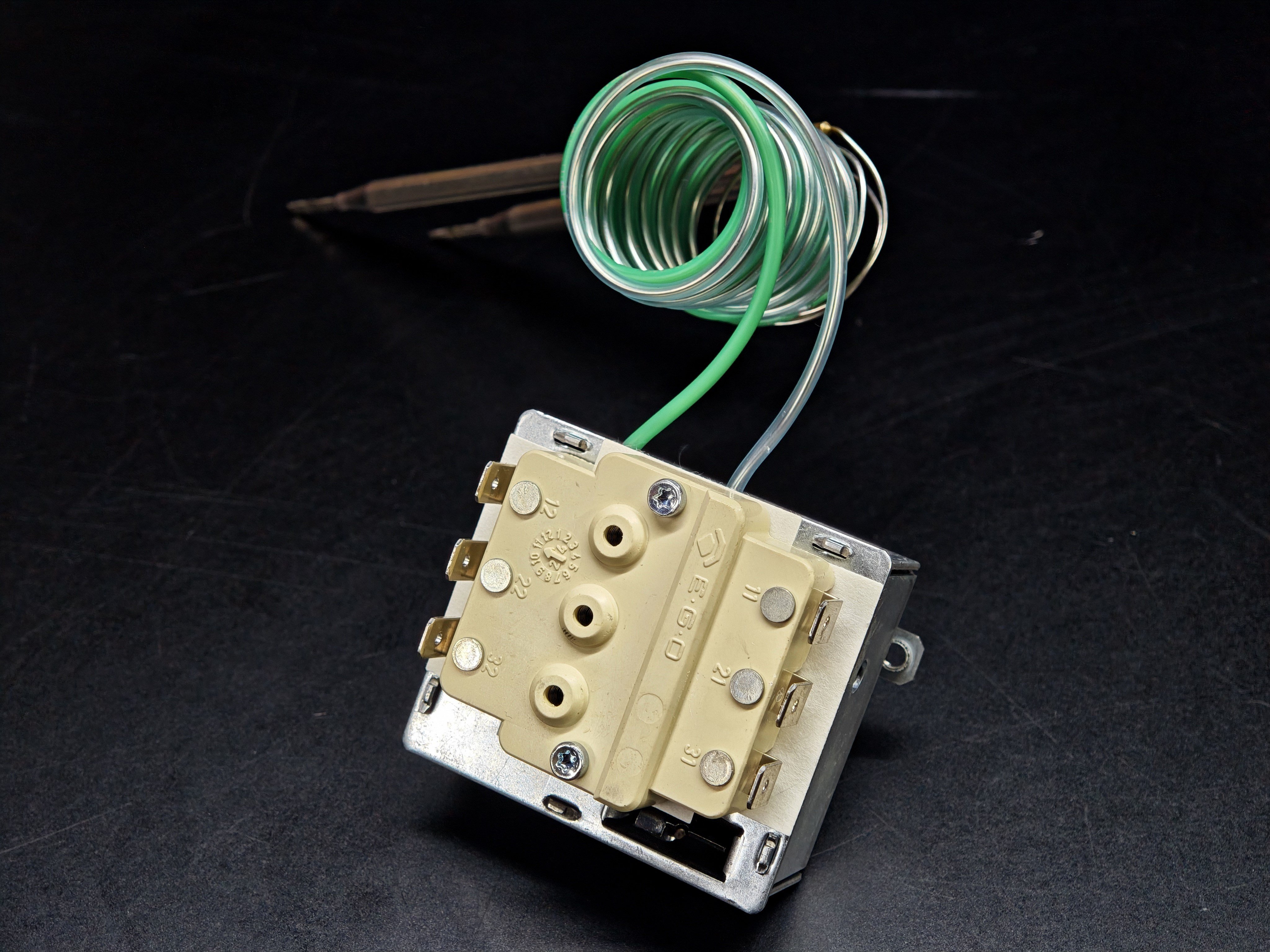 03.Tail ThermostatsEGO 55.60012.030 Dual Probe Thermostat 30-85°C with 110°C Safety Limiter 20A Three PhaseEGO 55.60012.030 Dual Probe Thermostat 30-85°C with 110°C Safety Limiter 20A Three Phase