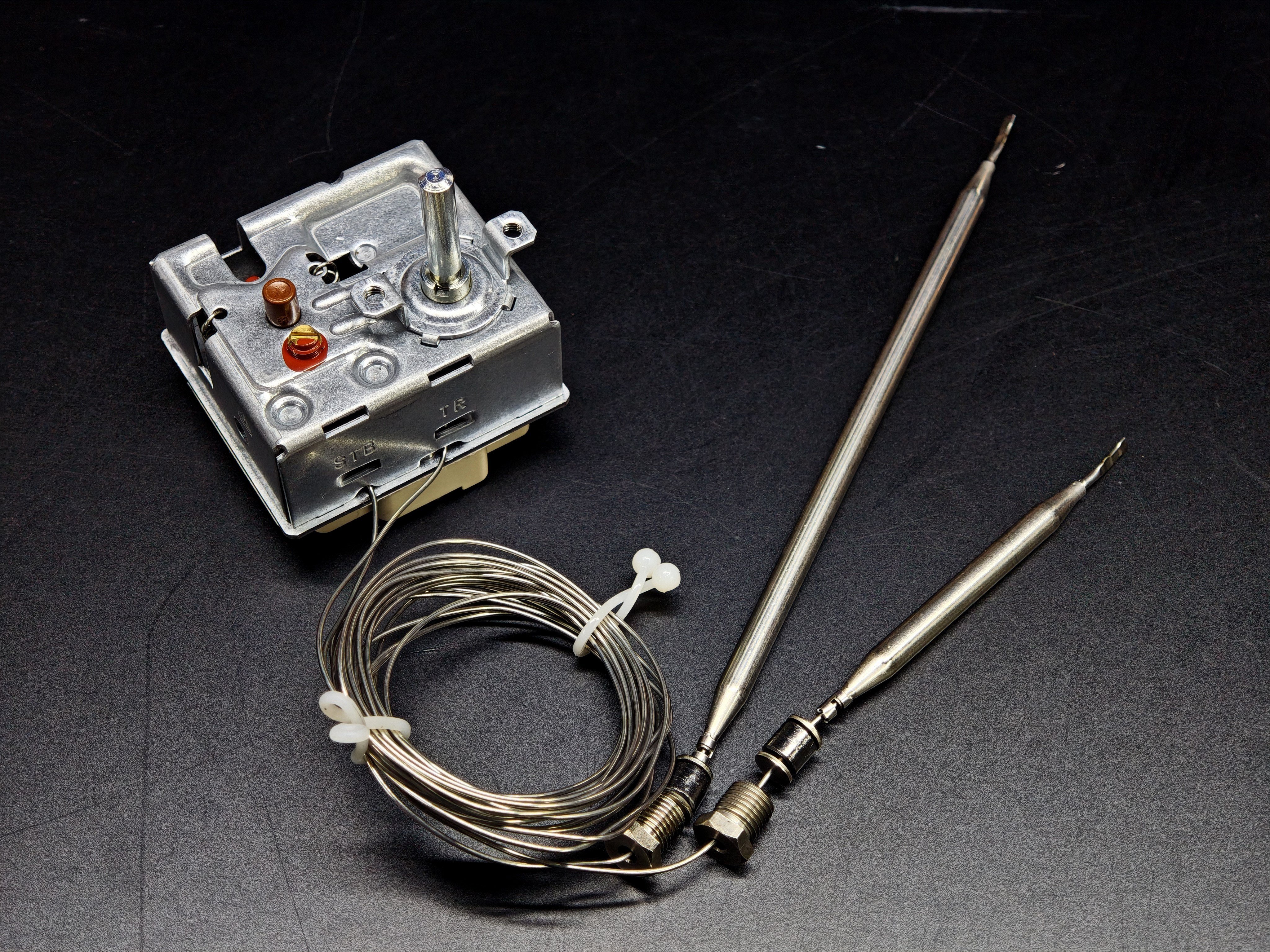 03.Tail ThermostatsEGO 55.60035.010 Dual Probe Thermostat 135-180°C with 230°C Safety Limiter 20A Three PhaseEGO 55.60035.010 Dual Probe Thermostat 135-180°C with 230°C Safety Limiter 20A Three Phase