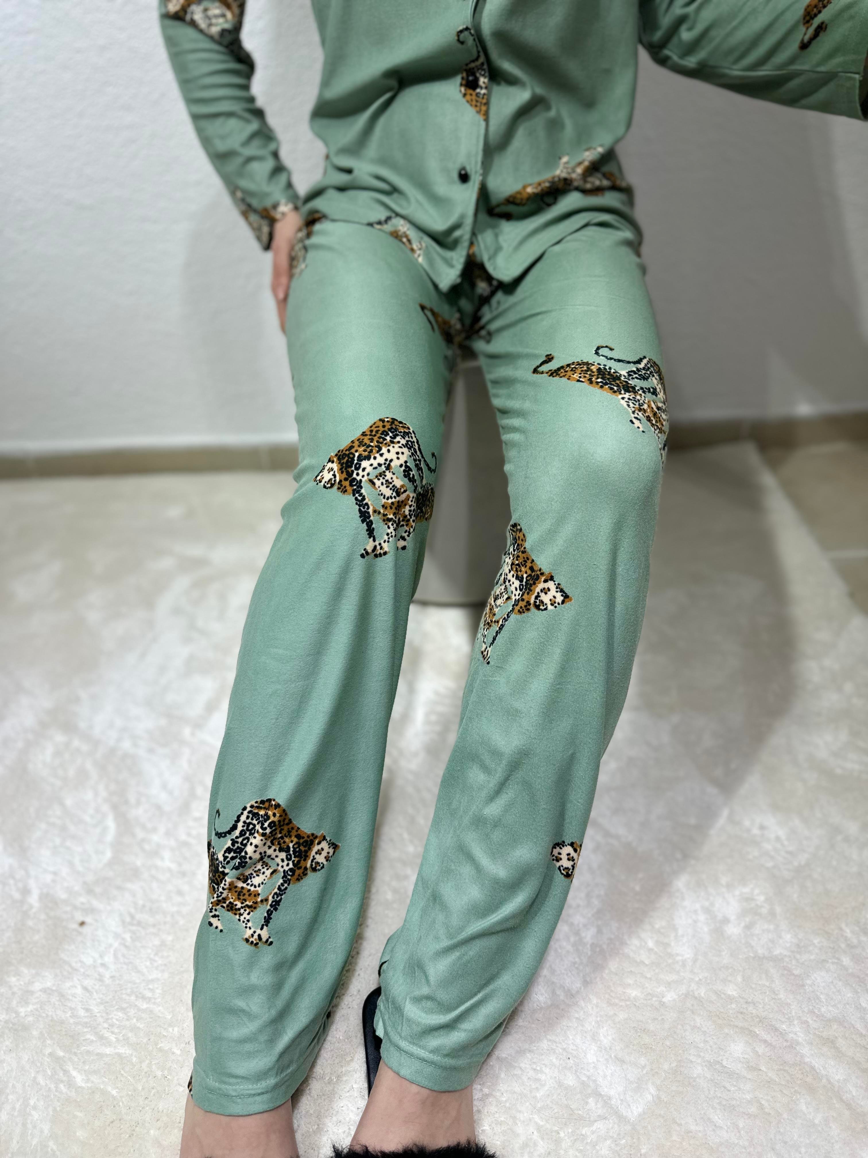 Leopar Desenli Uzun Kol Süet Pijama Takım Yeşil