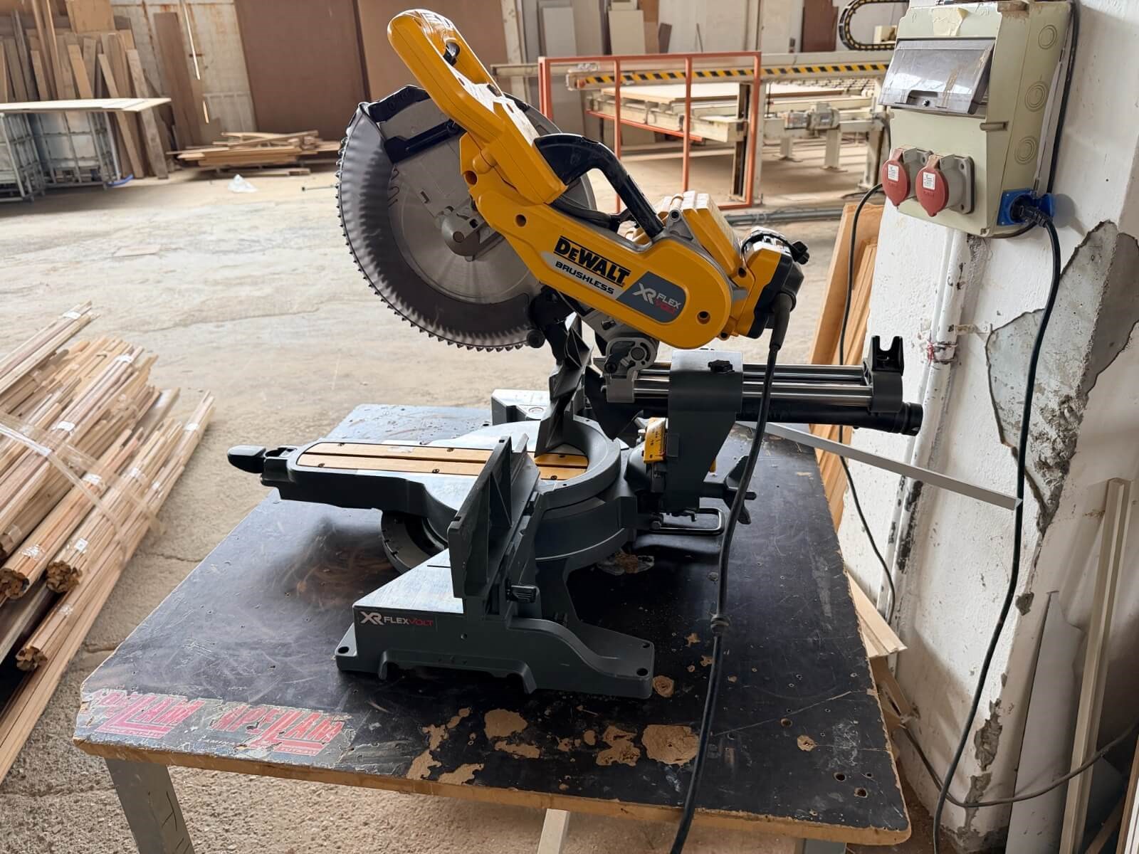 DEWALT XR FLEX Masaüstü Açılı Testere Tezgahı