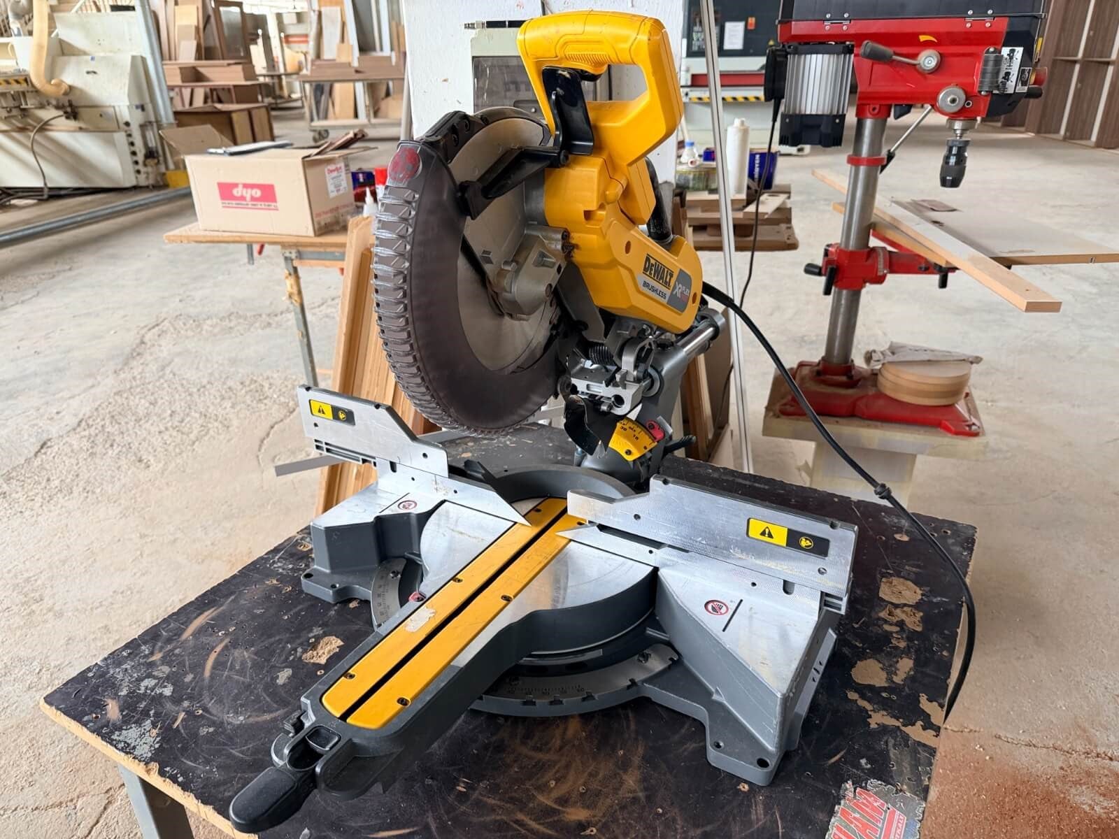 DEWALT XR FLEX Masaüstü Açılı Testere Tezgahı