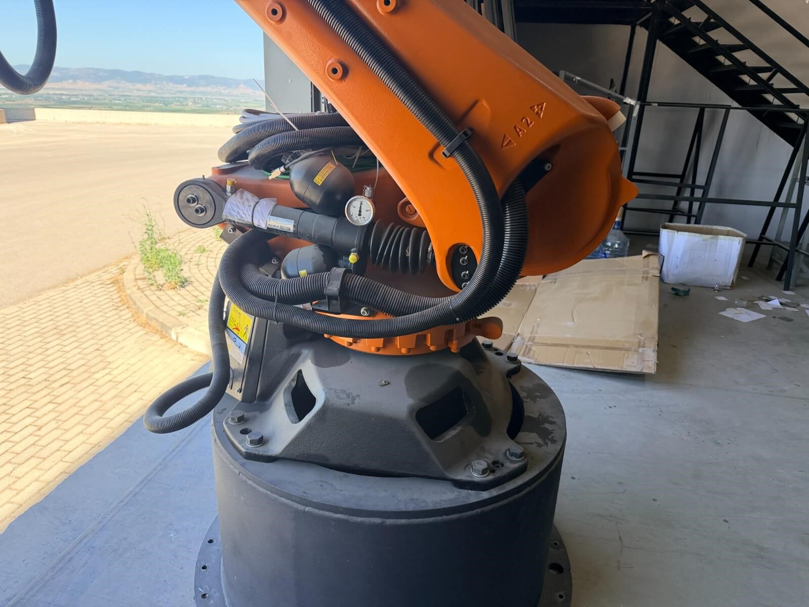 KUKA Quantec KR 180 R 3200 PA  FLR Makinesi (2021)