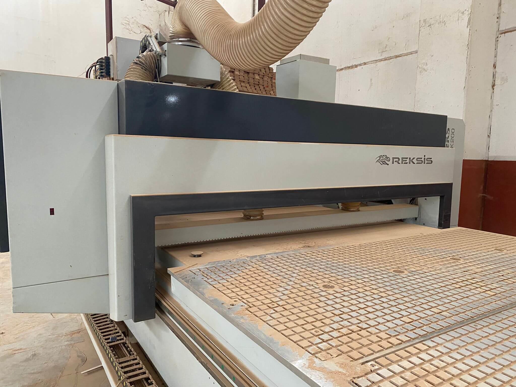 Reksis 2137 Treks K200 Otomatik Süpürme Boşaltmalı Düz Tabla Cnc Makinesi (2021)
