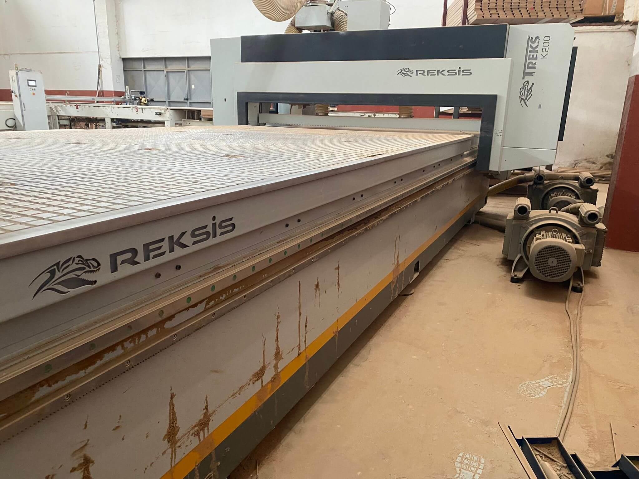 Reksis 2137 Treks K200 Otomatik Süpürme Boşaltmalı Düz Tabla Cnc Makinesi (2021)