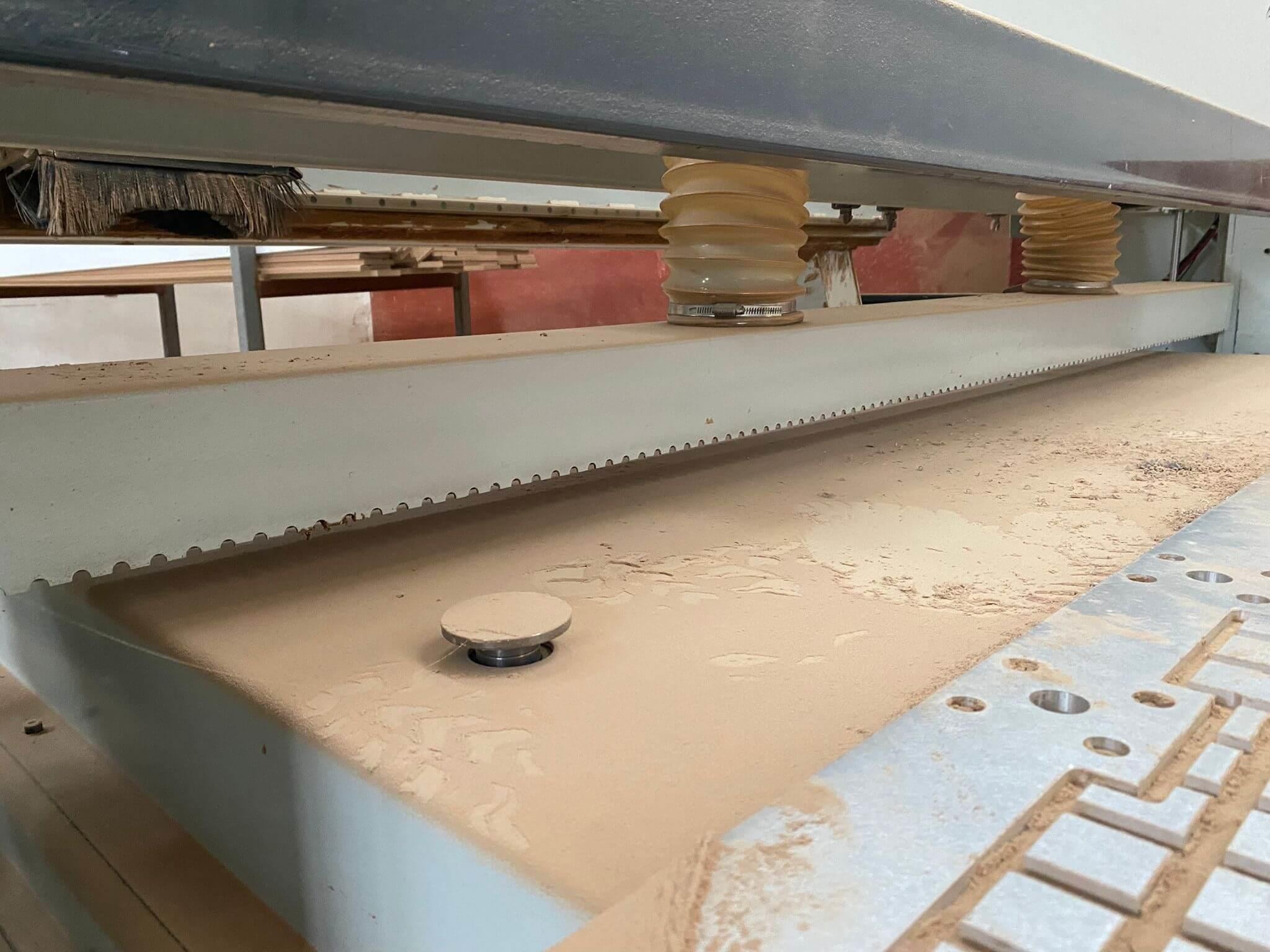 Reksis 2137 Treks K200 Otomatik Süpürme Boşaltmalı Düz Tabla Cnc Makinesi (2021)