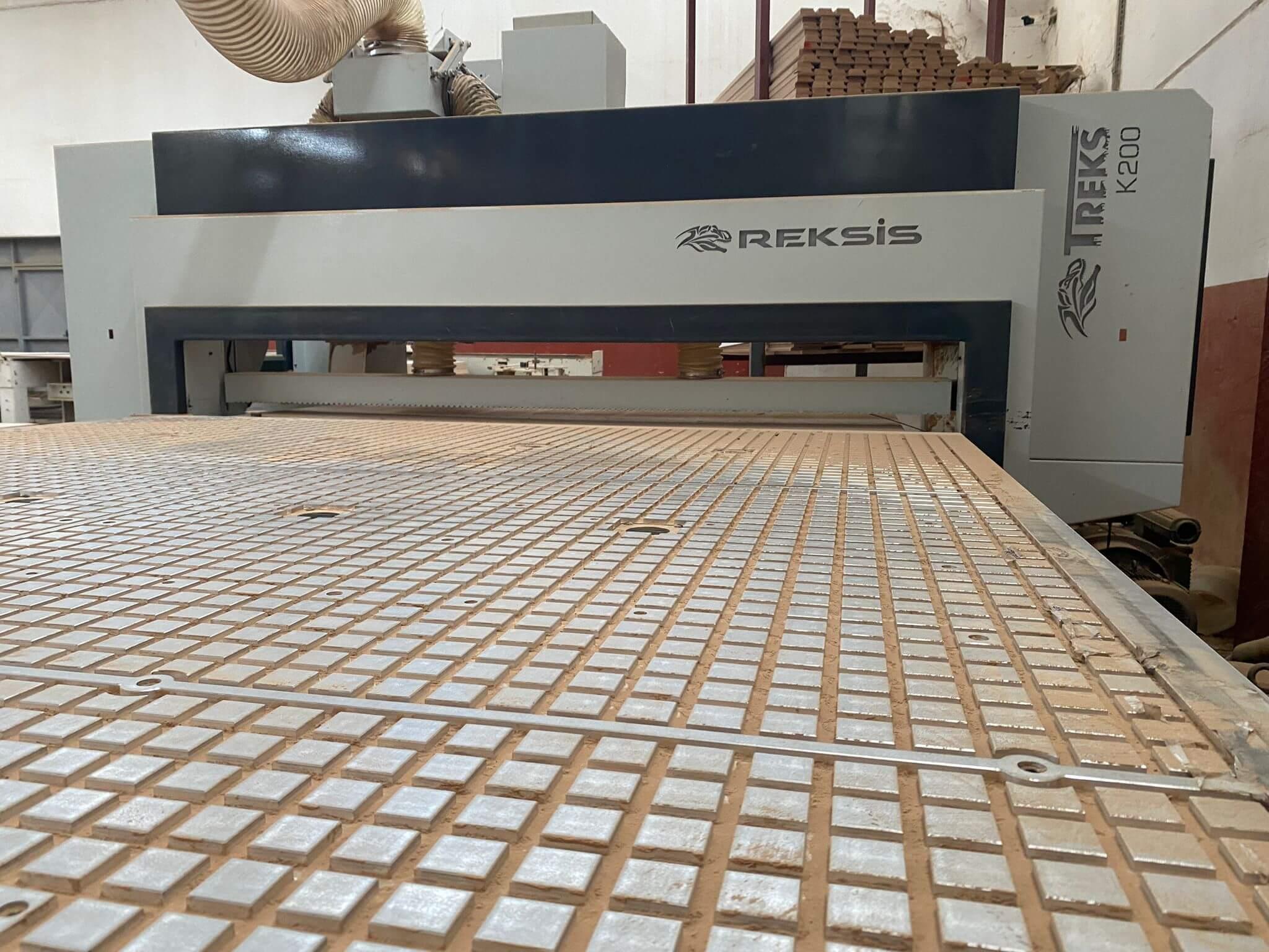 Reksis 2137 Treks K200 Otomatik Süpürme Boşaltmalı Düz Tabla Cnc Makinesi (2021)