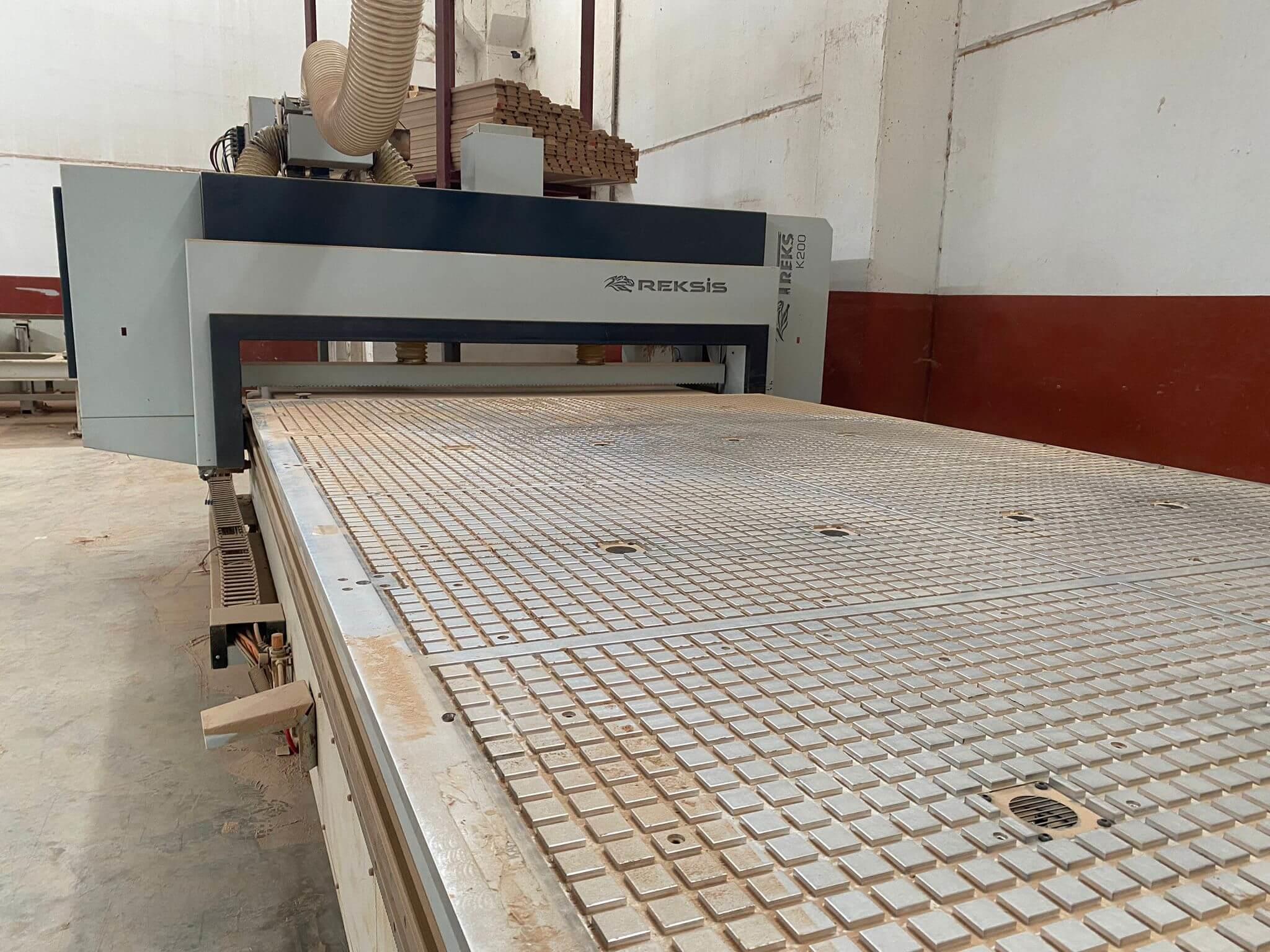 Reksis 2137 Treks K200 Otomatik Süpürme Boşaltmalı Düz Tabla Cnc Makinesi (2021)