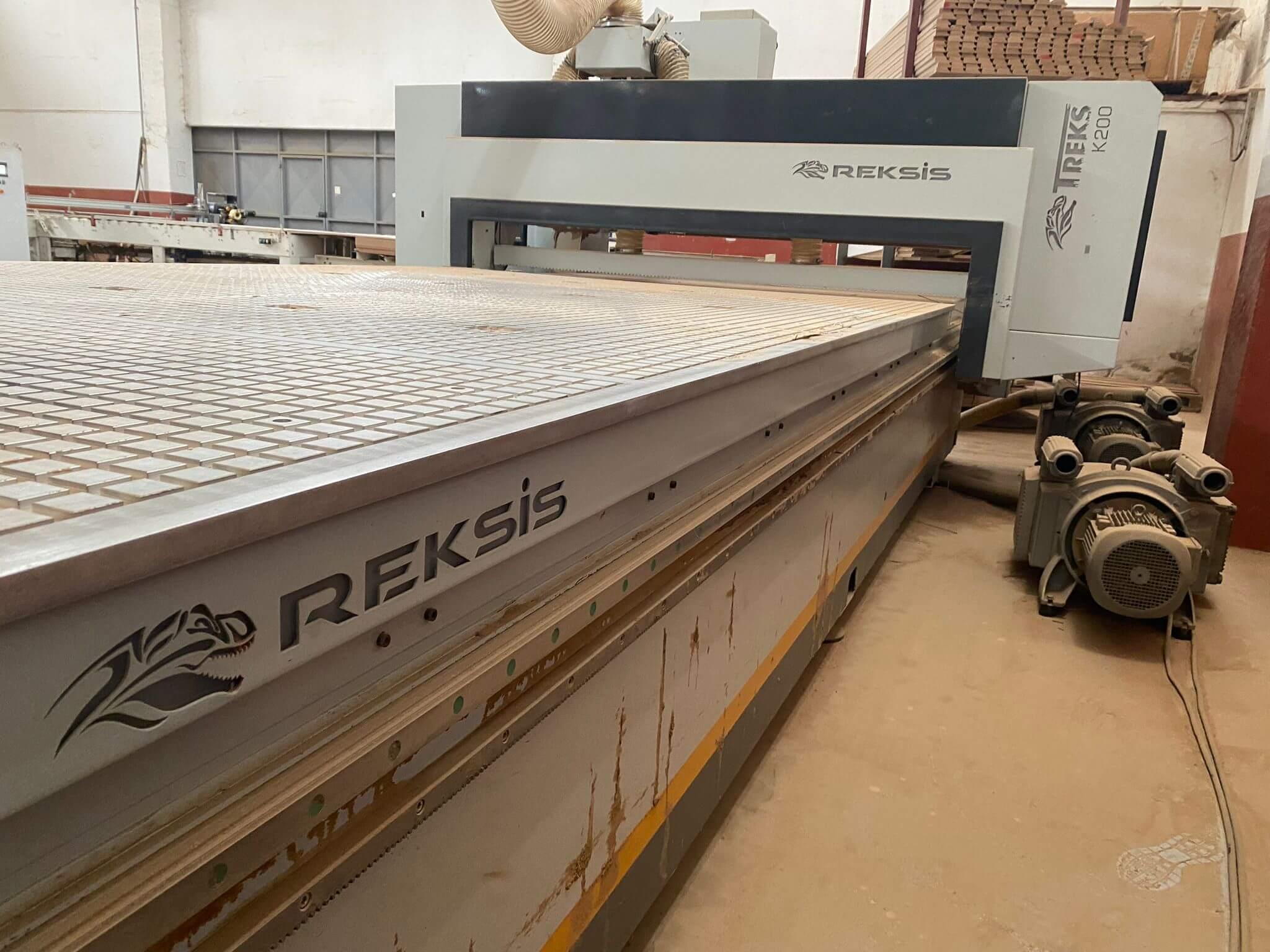 Reksis 2137 Treks K200 Otomatik Süpürme Boşaltmalı Düz Tabla Cnc Makinesi (2021)