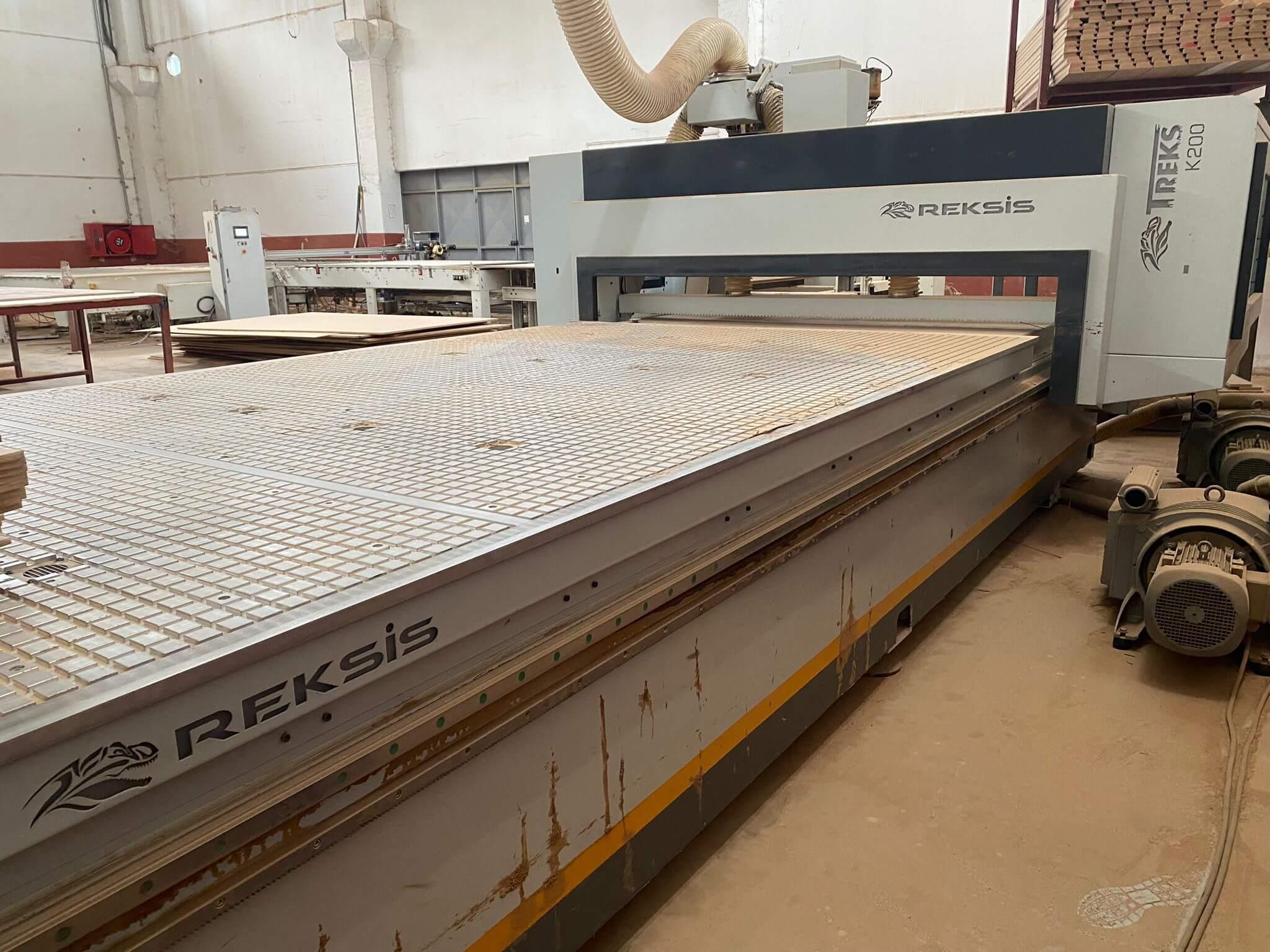 Reksis 2137 Treks K200 Otomatik Süpürme Boşaltmalı Düz Tabla Cnc Makinesi (2021)