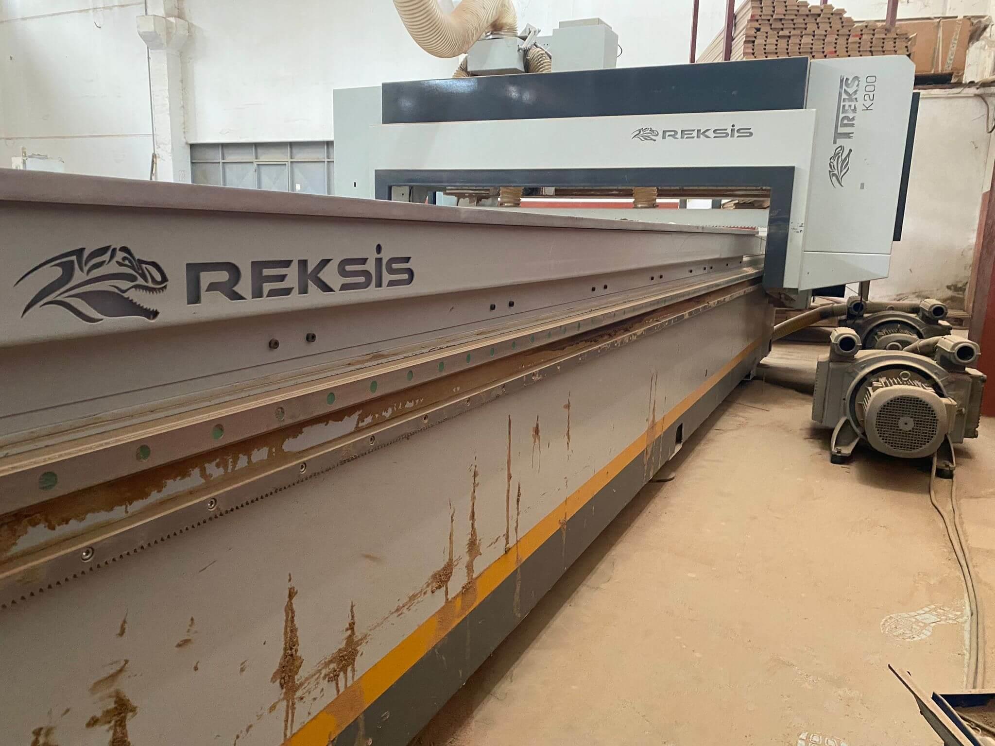 Reksis 2137 Treks K200 Otomatik Süpürme Boşaltmalı Düz Tabla Cnc Makinesi (2021)