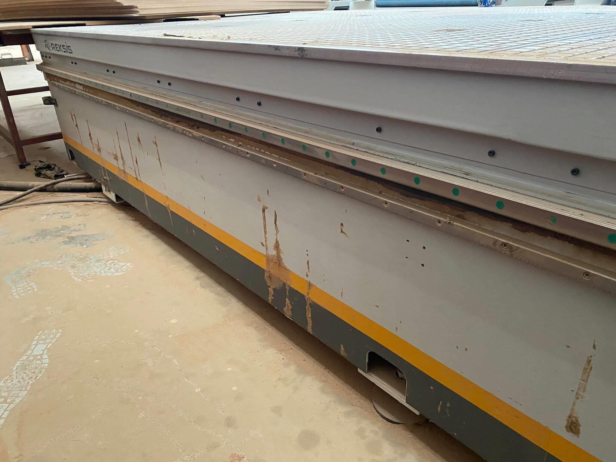Reksis 2137 Treks K200 Otomatik Süpürme Boşaltmalı Düz Tabla Cnc Makinesi (2021)