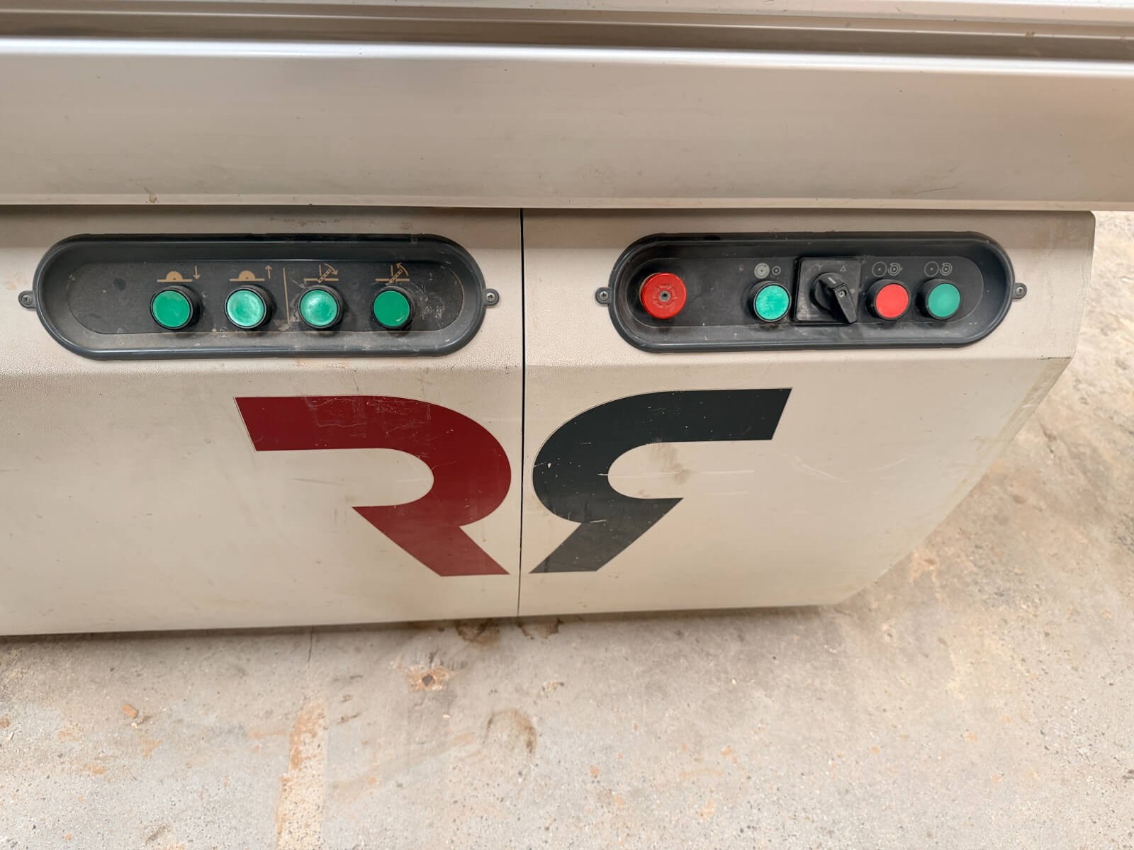 ROBLAND NZ 3200 Çizicili Yatar Daire Kesim Makinesi (2010)