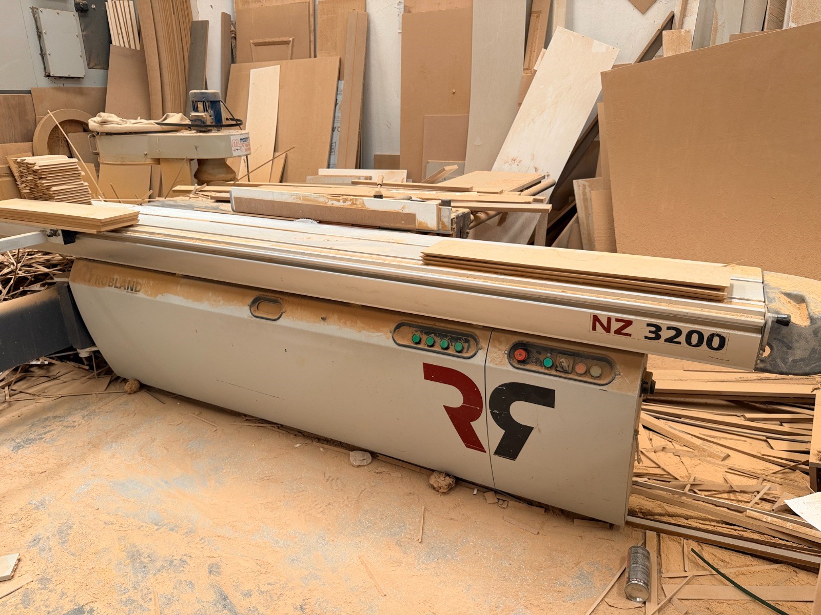 ROBLAND NZ 3200 Çizicili Yatar Daire Makinesi (2010)