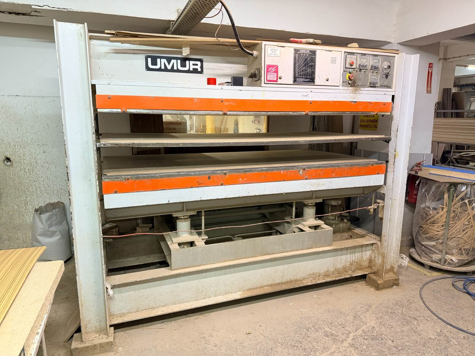 UMUR Up 60 110*220 Ölçü 1 Ara Katlı 2 Kapılık Pres Makinesi (2000)