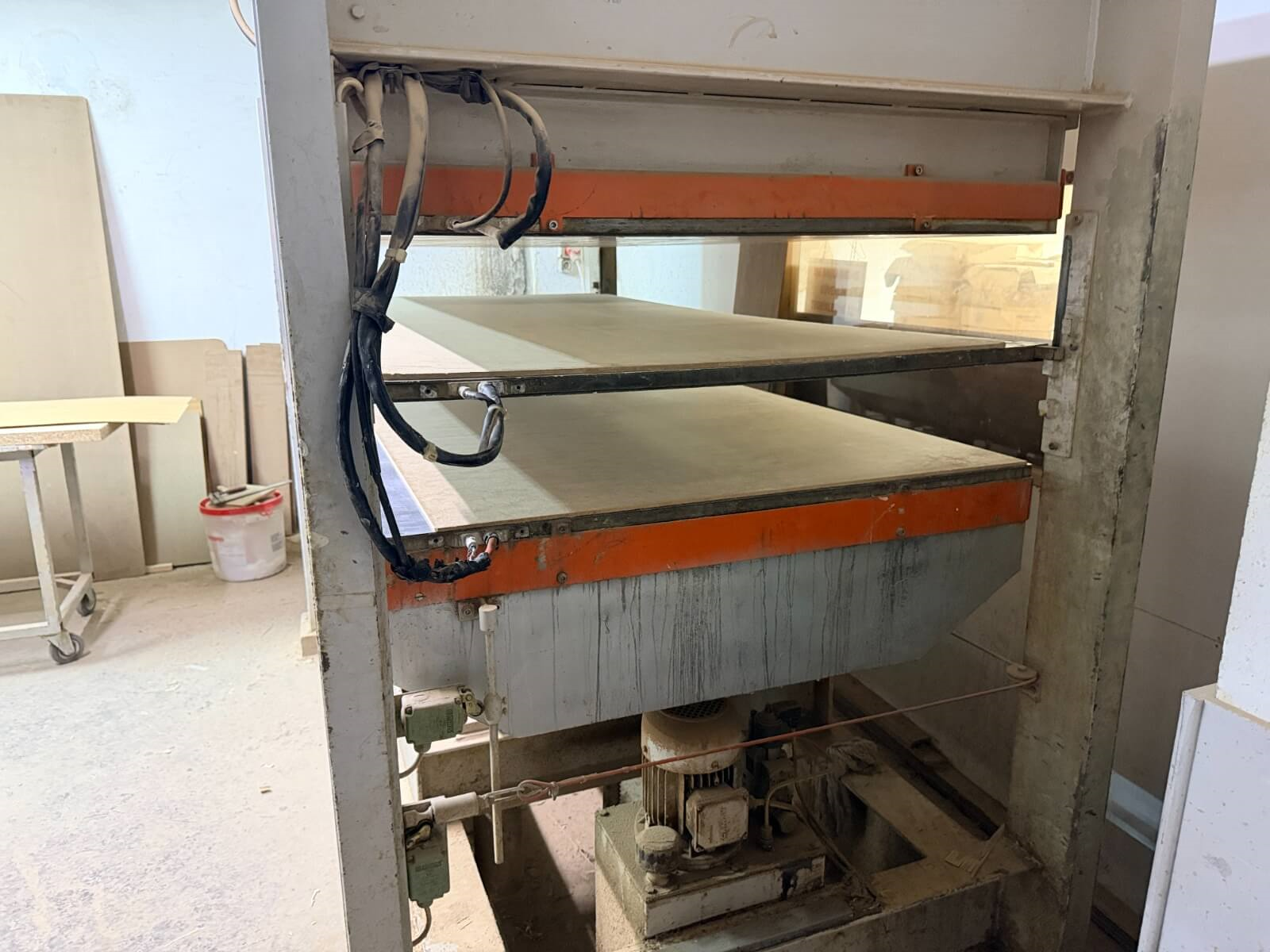 UMUR Up 60 110*220 Ölçü 1 Ara Katlı 2 Kapılık Pres Makinesi (2000)