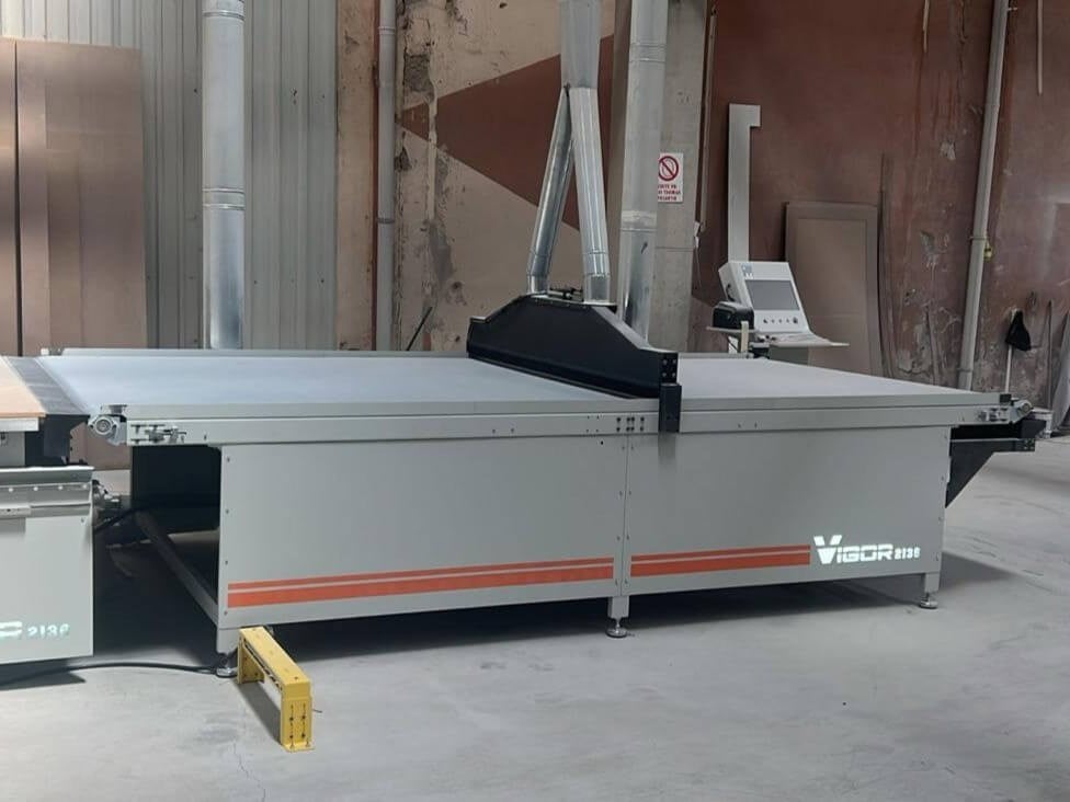 VİGOR 2136 Yükleme, Boşaltma, Delik, Baskı ve Etiketli Düz Tabla Cnc Makinesi (2025)