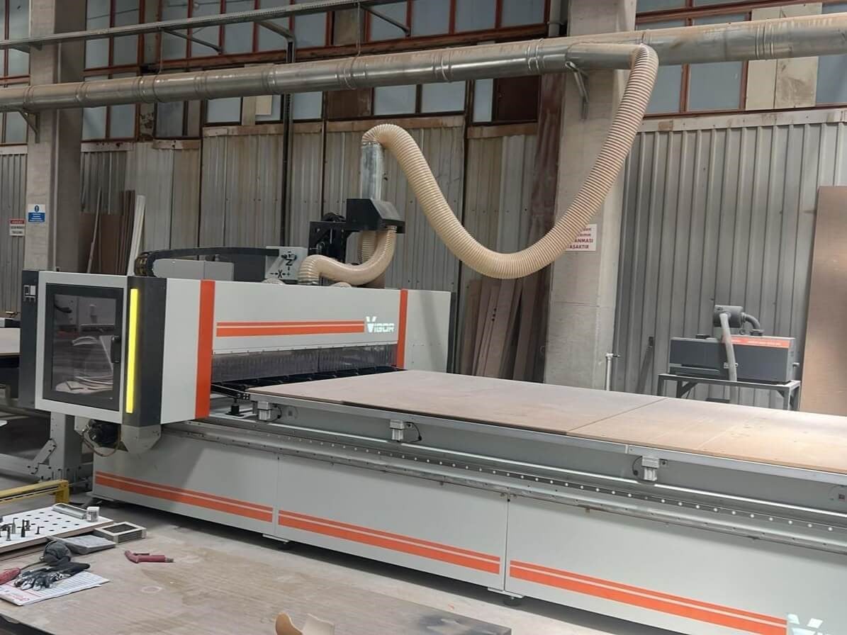 VİGOR 2136 Yükleme, Boşaltma, Delik, Baskı ve Etiketli Düz Tabla Cnc Makinesi (2025)