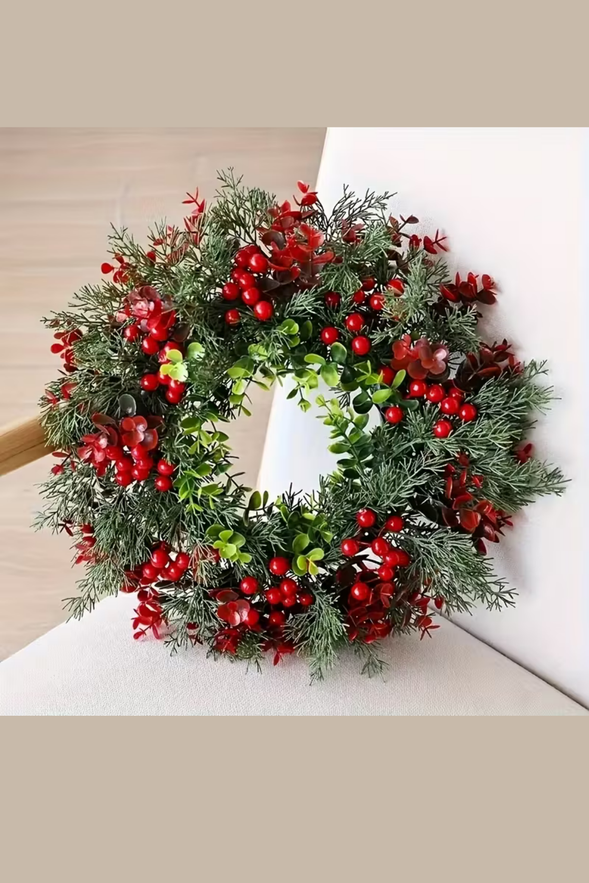 45 cm (17.71 inç) Festive Yapay Noel Çelengi – Çam Yaprakları ve Kırmızı Meyveler | Klasik Duvar & Kapı Süsü | Elektrik Gerektirmez | Ev ve Parti Dekoru için İdeal
