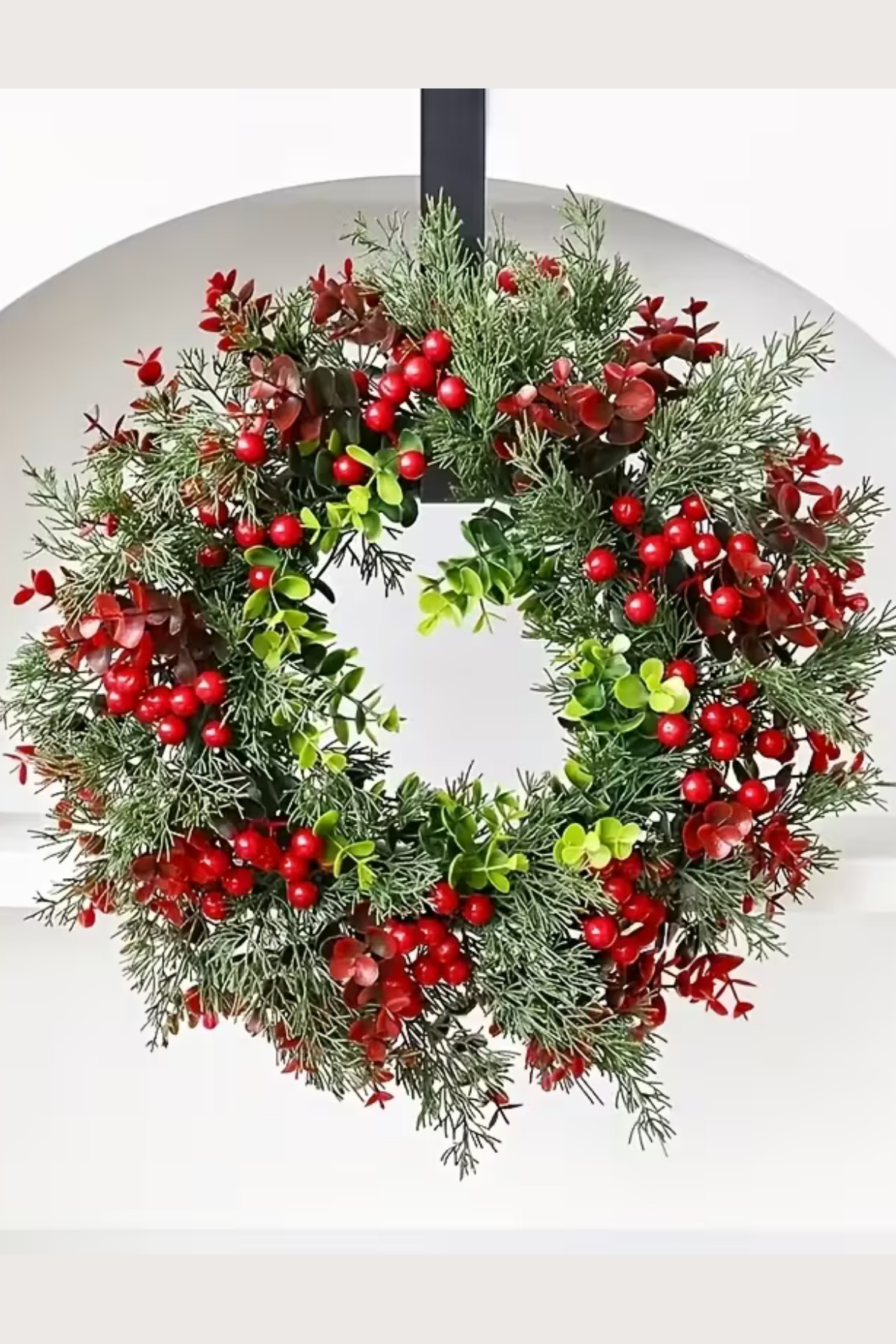 45 cm (17.71 inç) Festive Yapay Noel Çelengi – Çam Yaprakları ve Kırmızı Meyveler | Klasik Duvar & Kapı Süsü | Elektrik Gerektirmez | Ev ve Parti Dekoru için İdeal